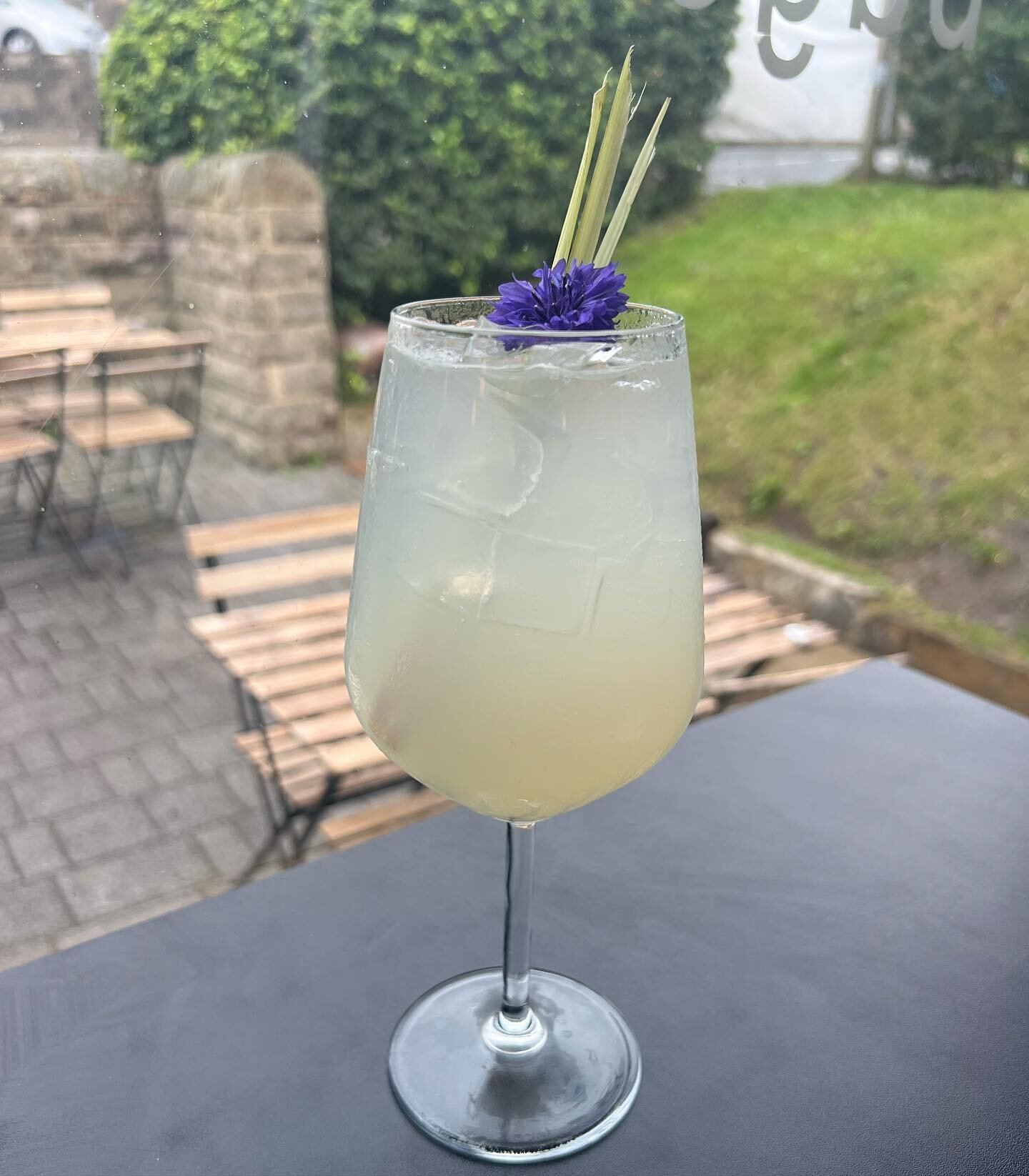 🍹Elderflower and Lemongrass spritz

Gin, elderflower liqueur, lemongrass syrup, lemon juice, Prosecco and soda!

The weather may be rubbish but we will be still serving cocktails all weekend long!🌸 

See you then x