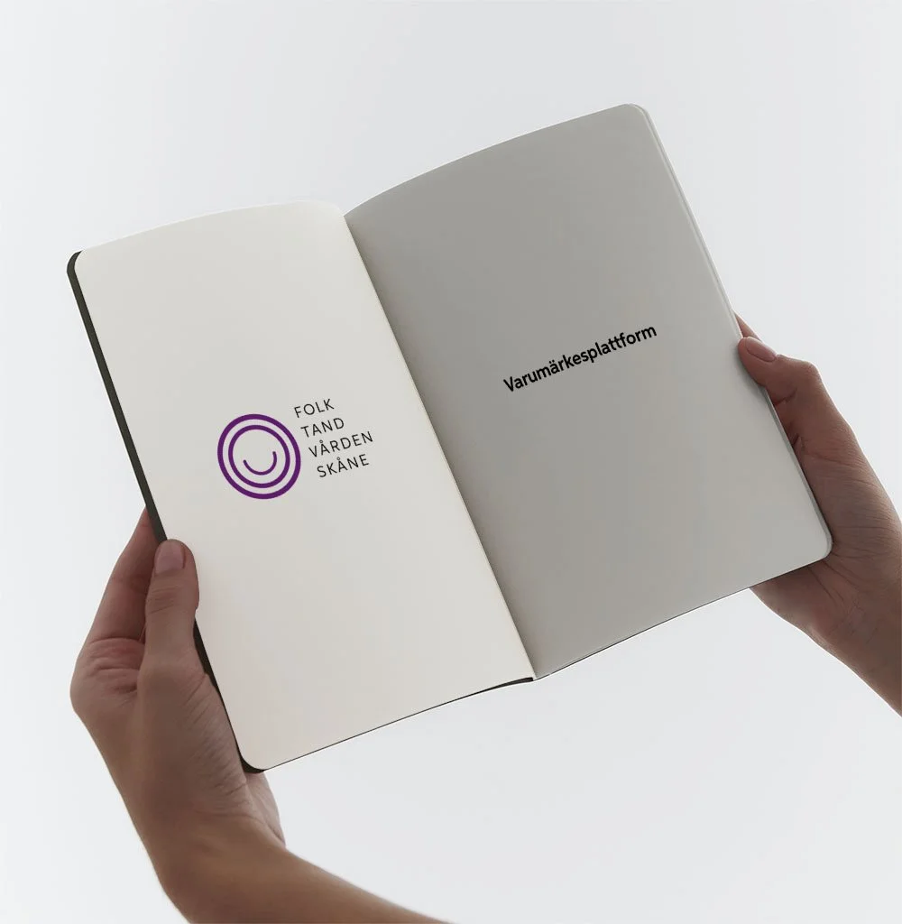 Bok som visar logga och text för Folktandvården Skåne och ordet 'Varumärkesplattform' på sidorna.