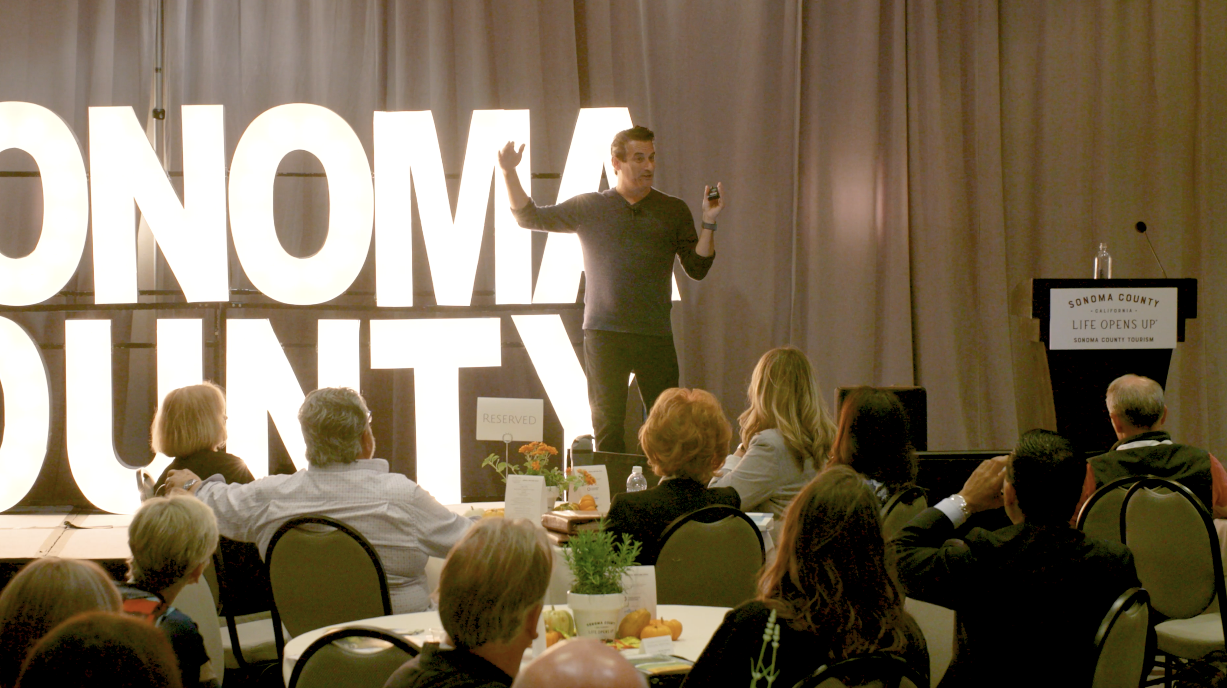 How Matt Britton’s Keynotes on 2025 Consumer Trends Show Brands How to Leverage AI for Growth