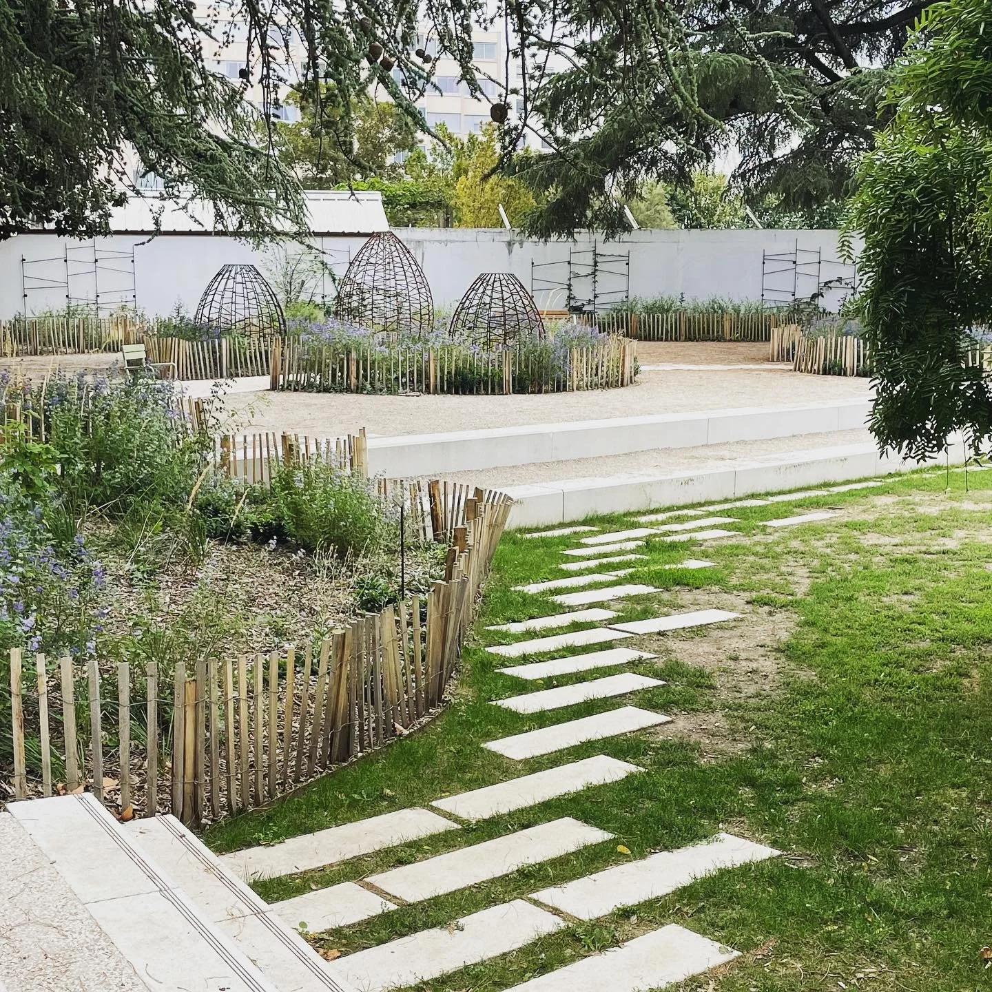 :: Square de la Roseraie :: 
Villeurbanne (69)

@villeurbanne 
#paysagiste #paysagisteconcepteur #landscapearchitecture #roseraie #villeurbanne 
 @terideal_officiel 
@laquet_paysagiste 
#symbioseamenagements