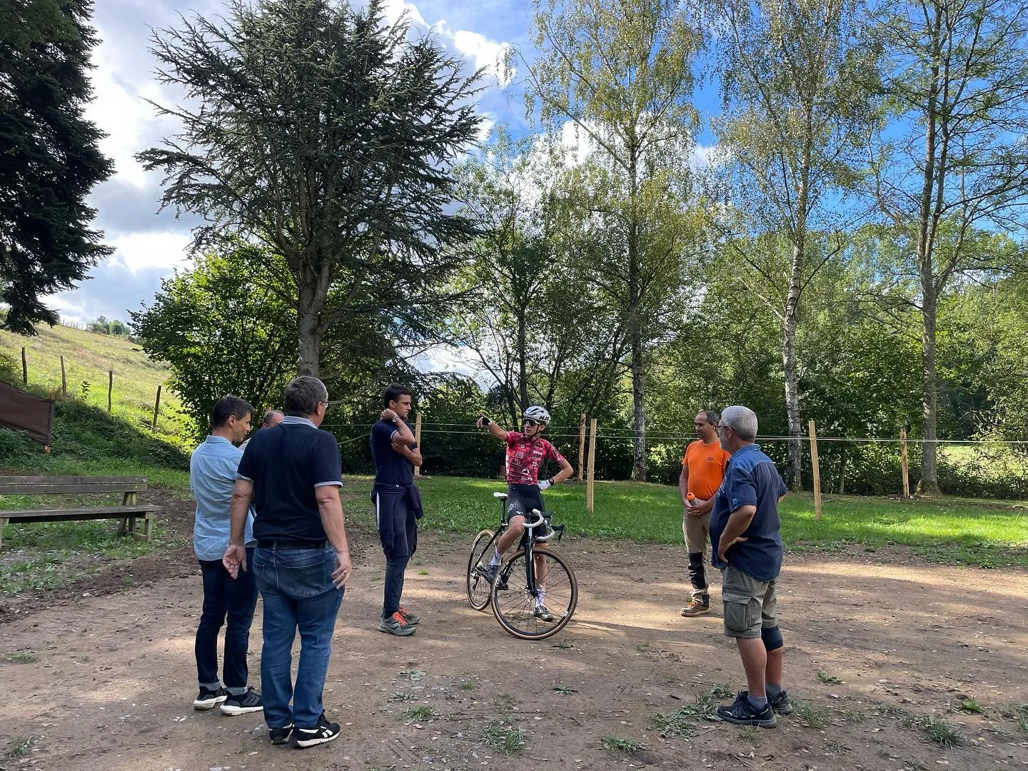 :: L&rsquo;&Icirc;LE AUX LOISIRS :: Premi&egrave;re session de tests et tours de roues de notre stade de cyclo-cross &agrave; Trades, au c&oelig;ur du Beaujolais.
Avec l&rsquo;un des meilleurs espoirs du cyclisme fran&ccedil;ais @paul.sxs et la @ffcy