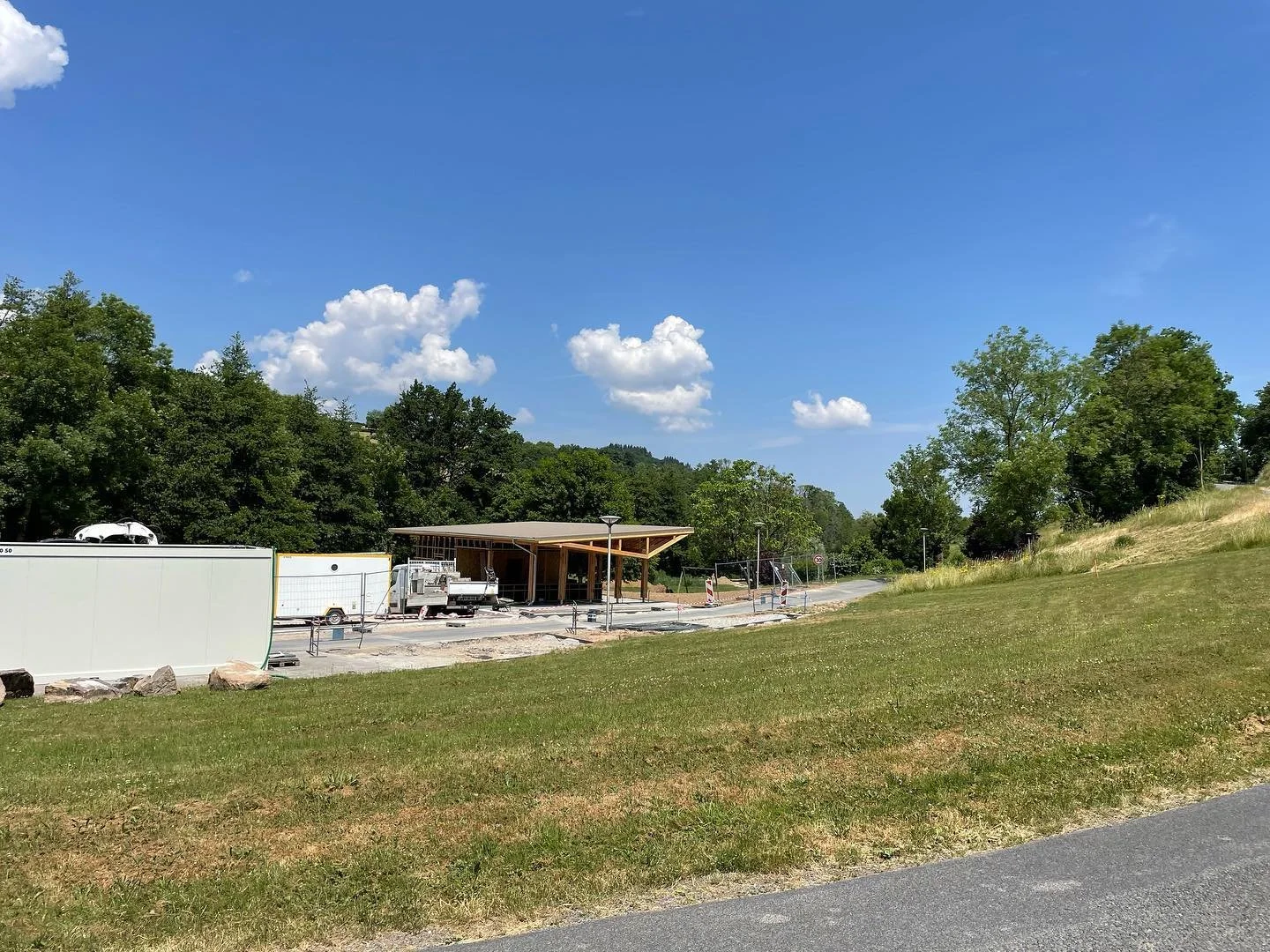 :: AIRE DE LOISIRS DU MOULIN :: &agrave; Deux Grosnes (69)
Au c&oelig;ur du haut Beaujolais, chantier d&rsquo;am&eacute;nagement d&rsquo;une aire de loisirs avec la r&eacute;alisation d&rsquo;une maison de la convivialit&eacute;, de promenades, de pa
