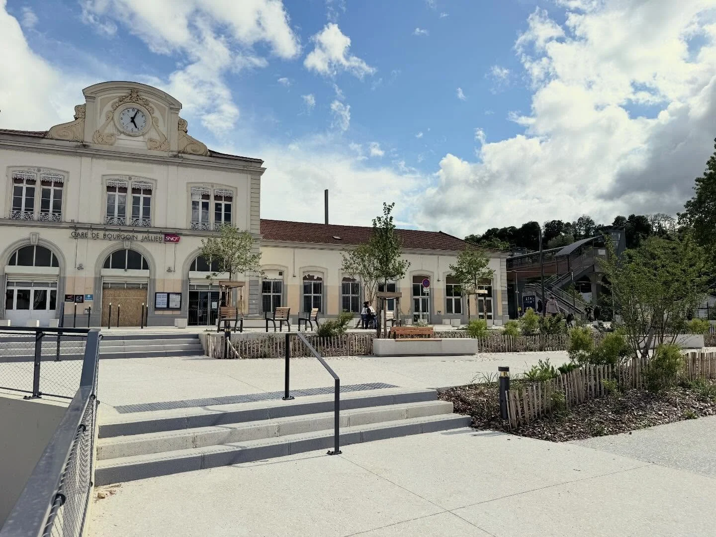 :: Parvis jardin&eacute; &amp; P&ocirc;le d&rsquo;&eacute;changes Multimodal ::
&Agrave; Bourgoin Jallieu (38)

Visite des finitions des espaces publics autour de la gare de Bourgoin Jallieu. La v&eacute;g&eacute;tation s&rsquo;installe et les voyage