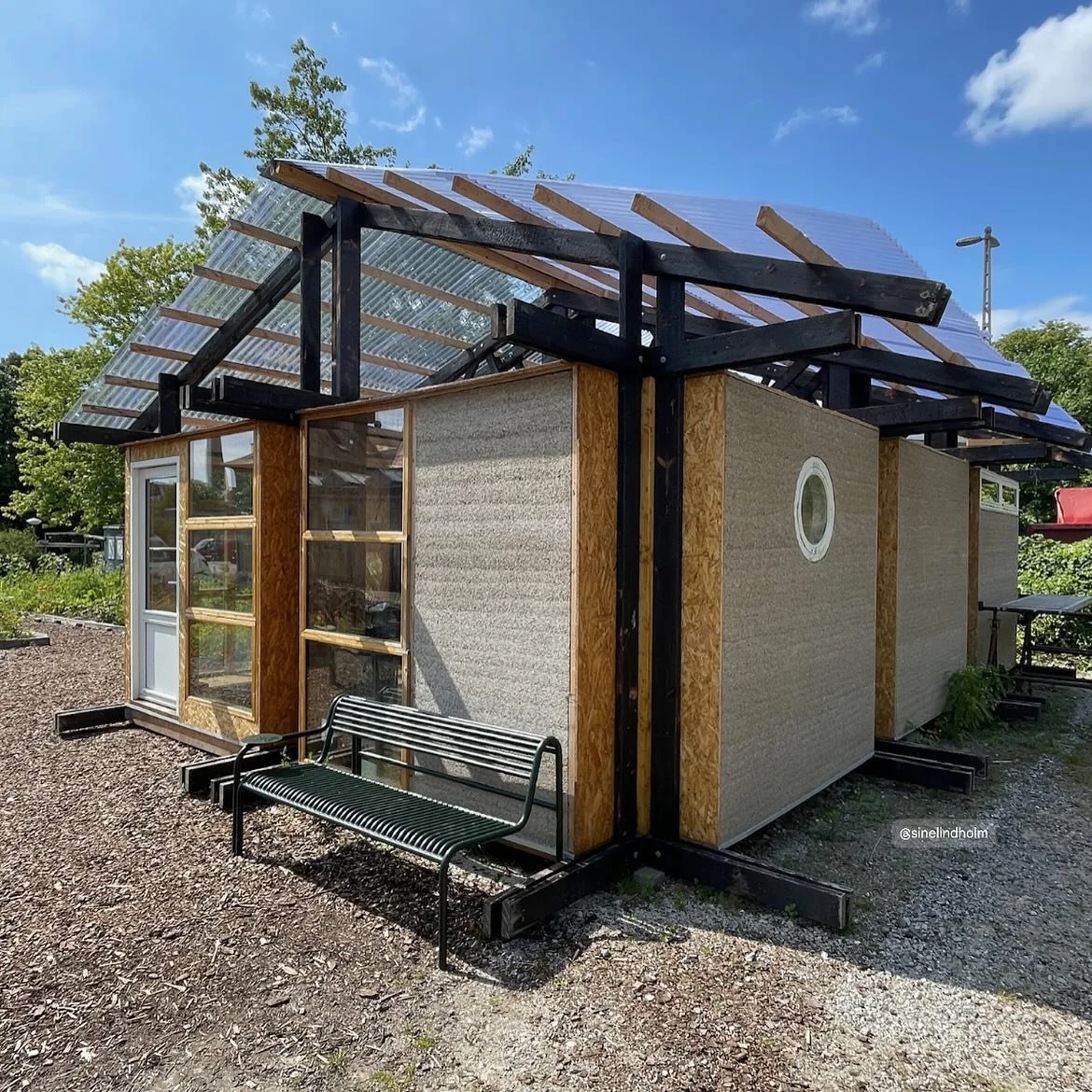 Vi er stolte og glade 🫶🏻 vores lille hus fyldes nu op med mennesker , musik og arrangementer. 🌱💚 vi har selv bygget et årstid og fået det tegnet af @sinelindholm 🙏 huset er bygget af hovedsageligt genbrugsmaterialer og med hampv&aeli