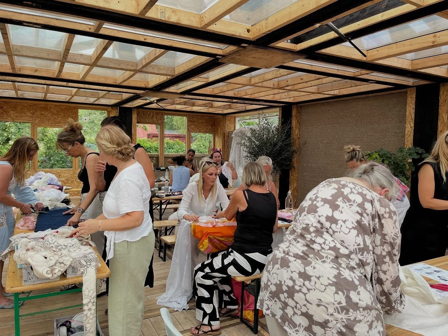 Vores V&aelig;ksthus indefra. Skabt i samarbejde med arkitekt @sinelindholm 

Tak til @frederiksberg_fonden @frederiksbergforsyning @nordeafonden @frbkommune 

#b&aelig;redygtigbyggeri #f&aelig;lleshave #v&aelig;ksthus #frederiksberg