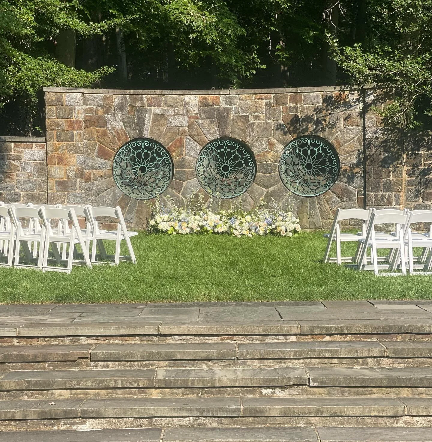 Catching up on wedding photos from the past few weeks! It&rsquo;s hard to beat a ceremony at Winterthur&rsquo;s stunning reflecting pool 🩵