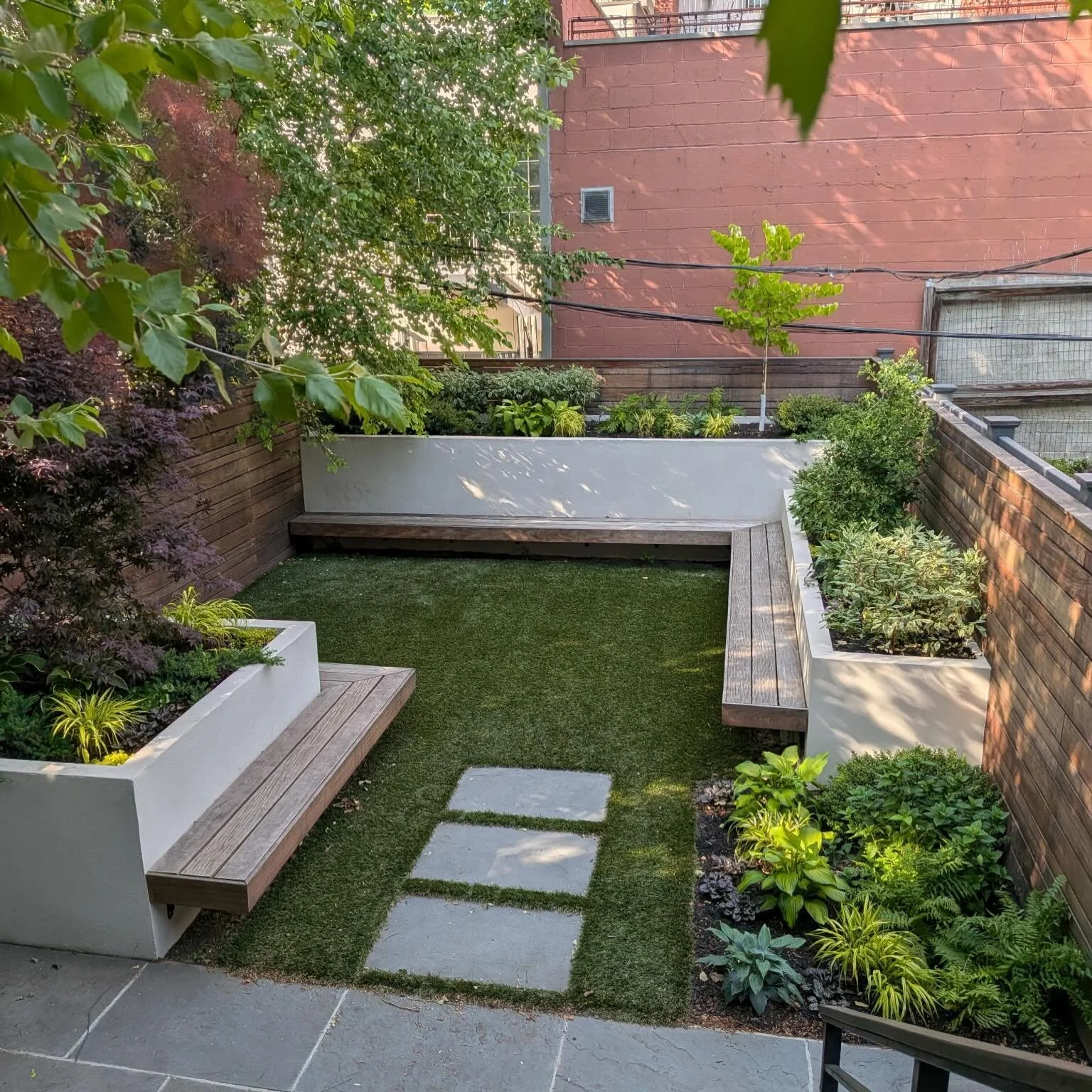 A new @raincarverstudios garden designed by @tompearsonnyc for a South Slope backyard in Brooklyn. Spring 2026.

#gardendesign #urbangardener #brooklyngarden
