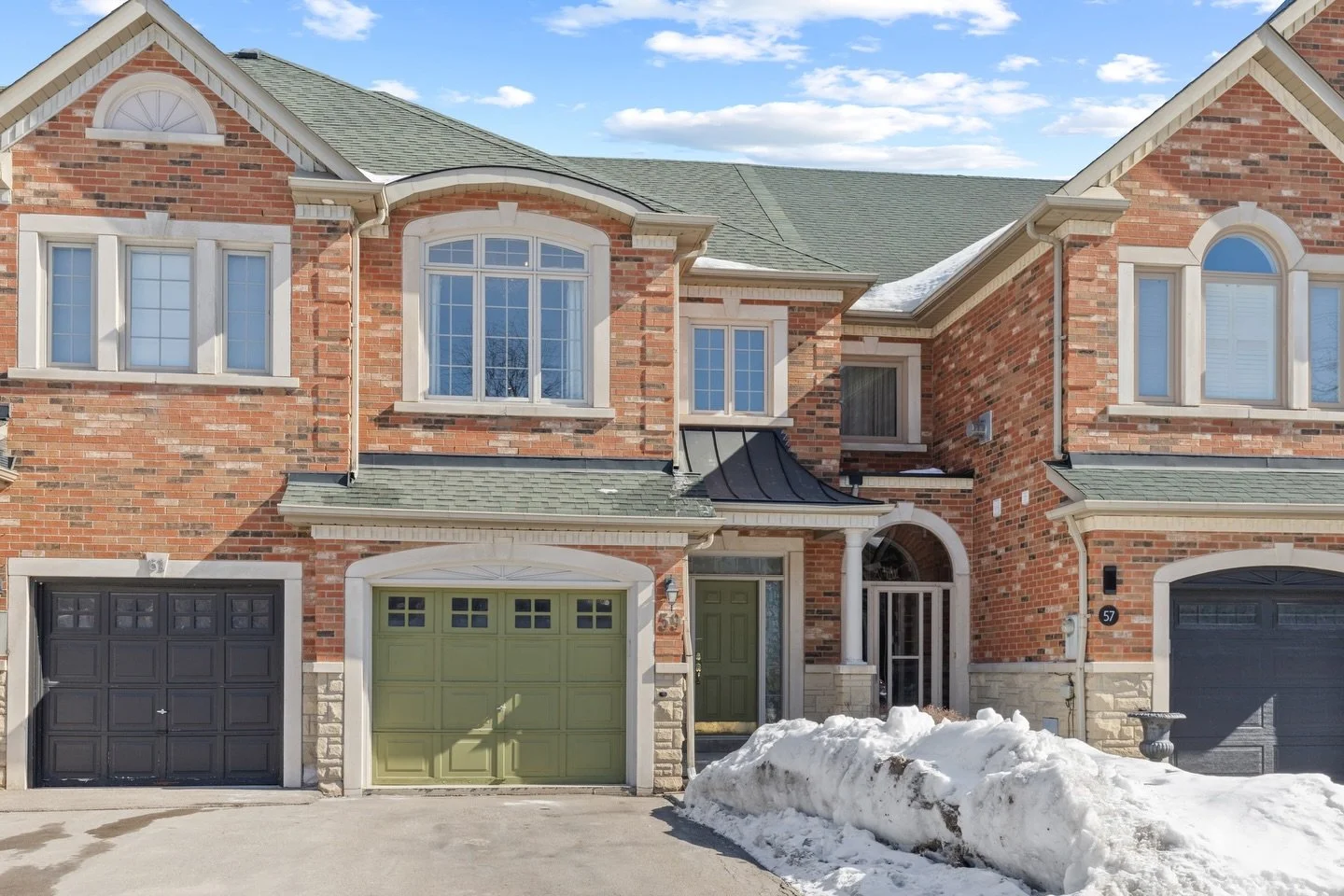 Just listed in Thornhill 🏡✨

&bull; 3 bedrooms | 3 bathrooms
&bull; Bright + spacious layout &mdash; ideal for a growing family
&bull; Expansive living &amp; dining area perfect for entertaining
&bull; Eat-in kitchen with generous counter space &amp
