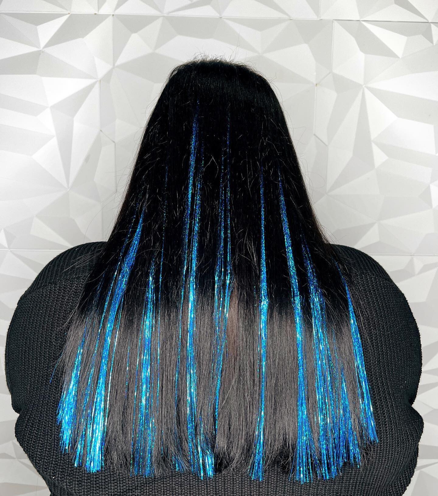 Living for the contrast between Alyssa&rsquo;s dark hair and the blue tinsel extensions. 💙🖤
.
Extensions by our stylist Gia
.
.
#tinselhair #tinselextensions #lexingtonma #bostonsalon #bluehair #bostonhairstylist  #bostonhair #hairsalonsboston #hai