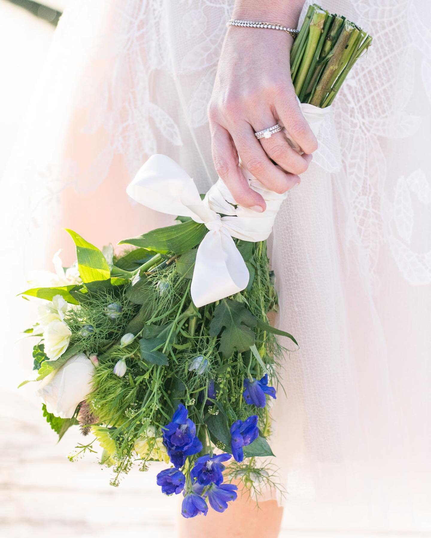 I am so ready for Spring!! These pretty flowers from a recent shoot have me dreaming of April wildflowers!!! 🌿