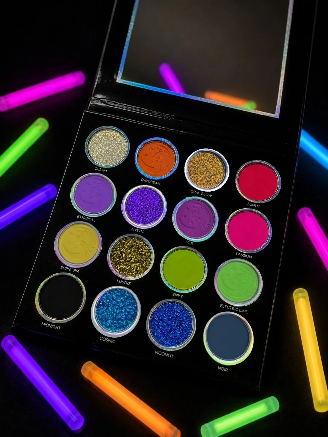 Unveiled Full spectrum eyeshadow palette