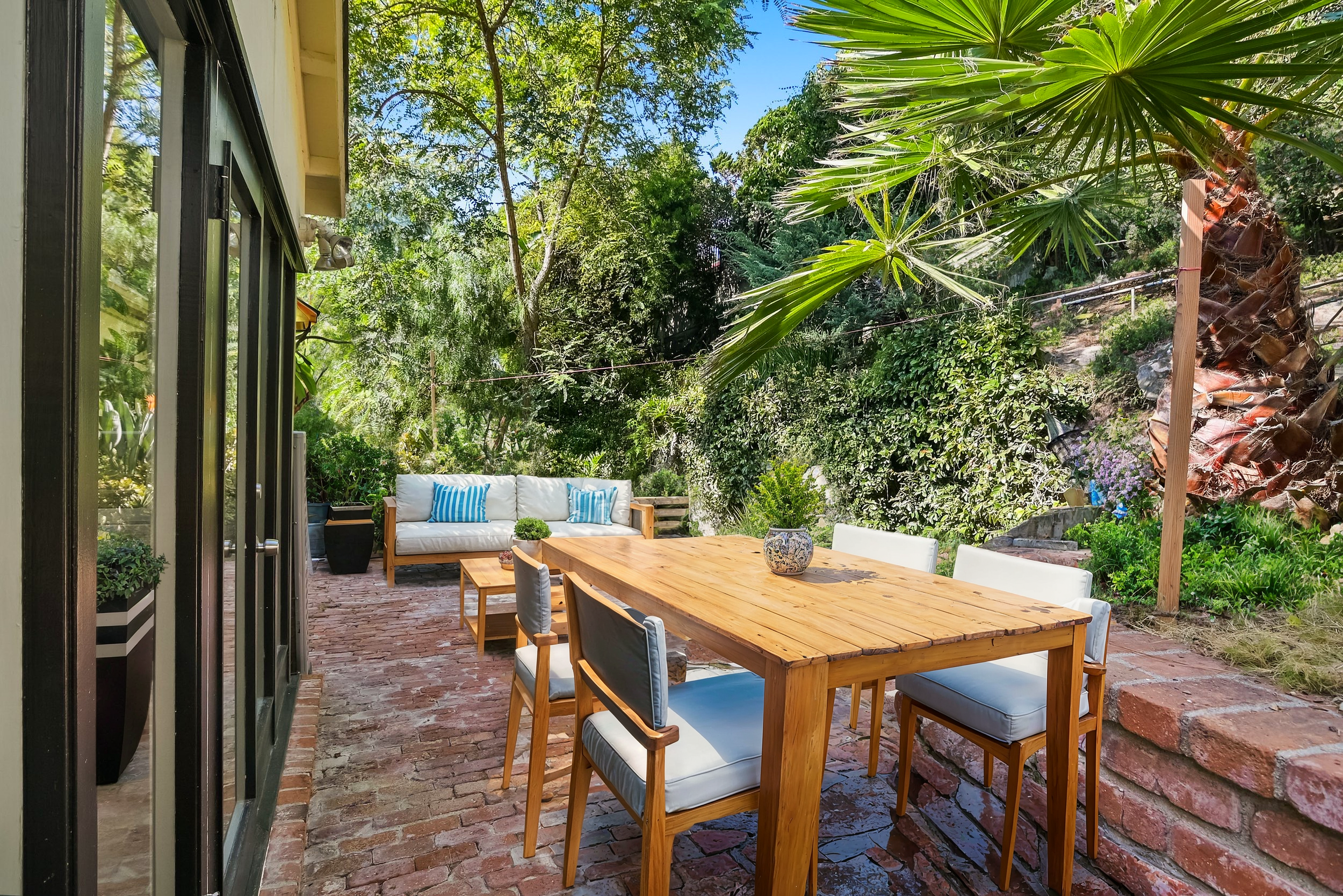 Virtual Staging AI - 32 - September 25, 2024 14_50.jpeg