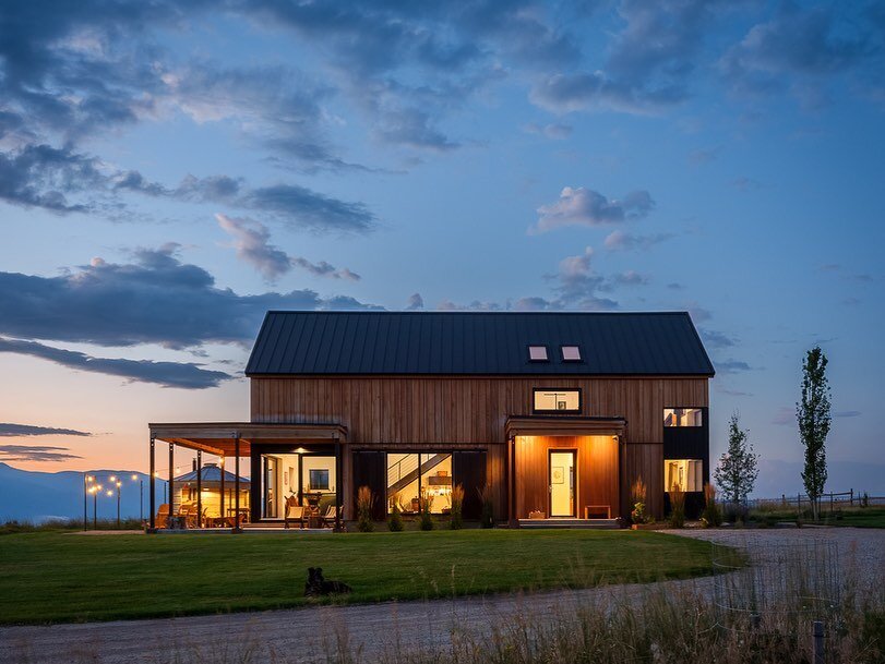 Had to post a few more of the amazing Sunset Bench passive house by Hone Architects + Builders #montanaarchitecture #bitterrootvalley #montanahomes #architecturephotography #passivehouse #passivehousedesign