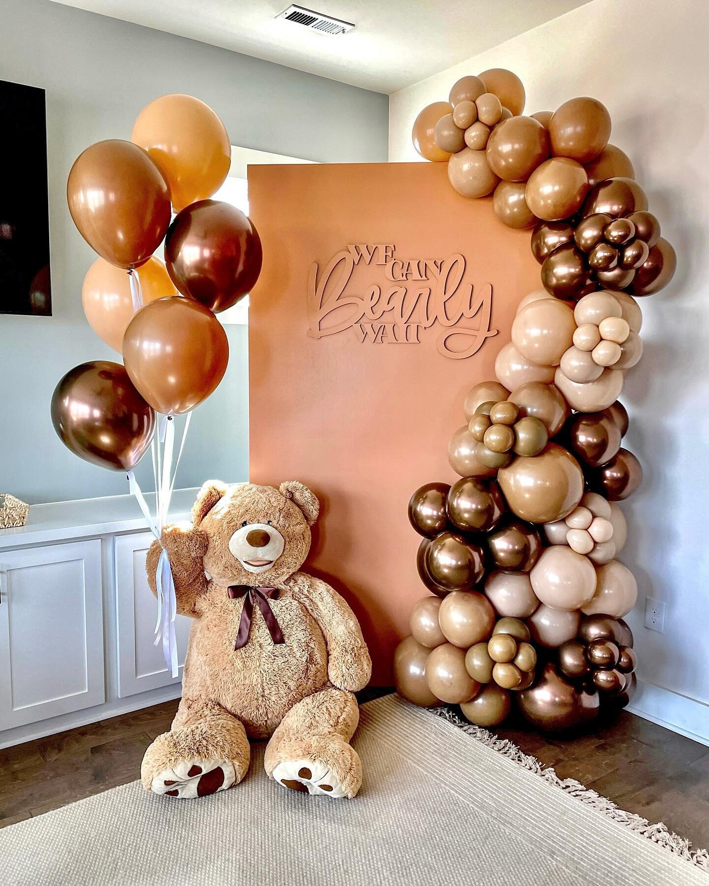 We can {𝘽𝙀𝘼𝙍𝙇𝙔} wait for Emmy Rose&rsquo;s arrival!🐻
&mdash;
We loved this combination of 𝓦𝓮𝓵𝓬𝓸𝓶𝓮 𝓢𝓲𝓰𝓷 and 𝓟𝓱𝓸𝓽𝓸 𝓑𝓪𝓬𝓴𝓭𝓻𝓸𝓹! When planning balloon decor for your event it helps to determine what you want to 𝙝𝙞𝙜𝙝𝙡𝙞𝙜