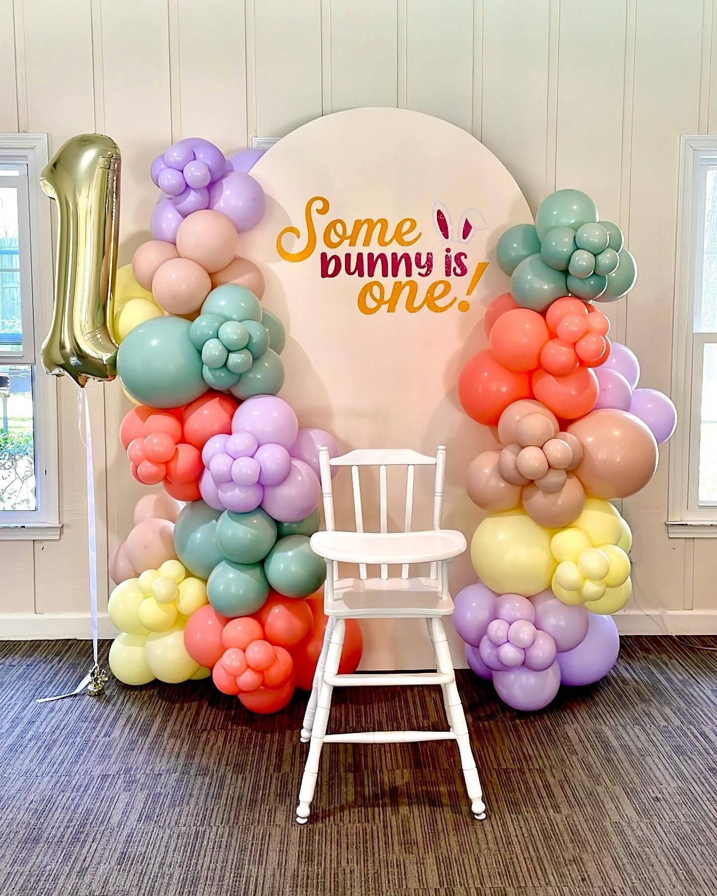 Some 𝓫𝓾𝓷𝓷𝔂 is one!🐰🤍
-
High Chair Rental $35 
7&rsquo; Arch Backdrop $150
Helium &ldquo;One&rdquo; Balloon $10
15ft Standard Garland $360
+ $2.50 per mile delivery 

#somebunnyisone #somebunnyisturningone #easterballoons #pastelballoons #first