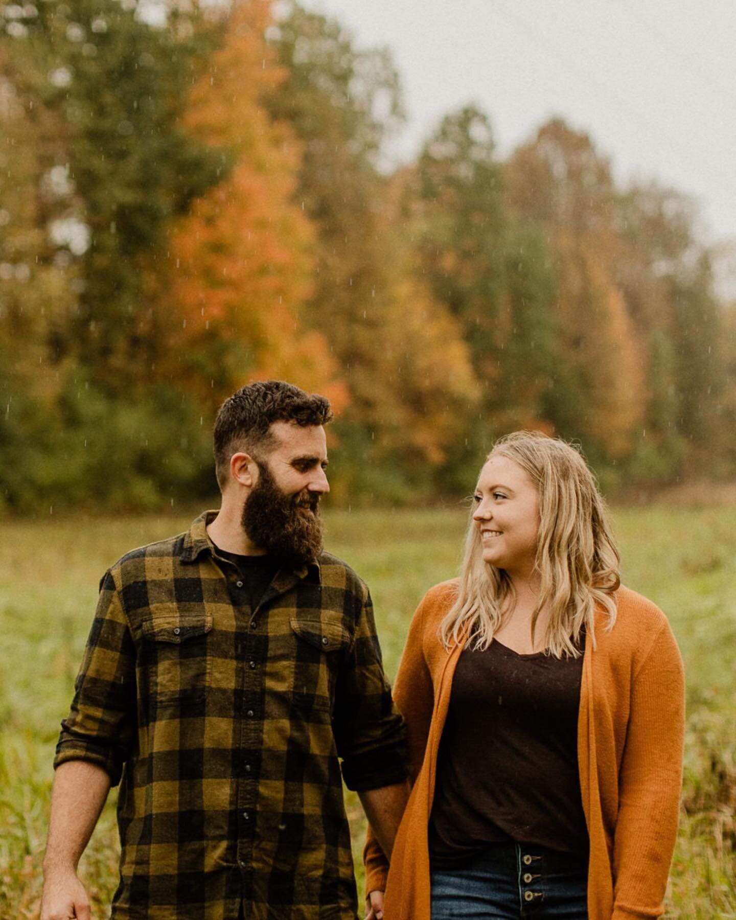 Sometimes If you want peak color or a feature of nature you have to commit, rain or shine. 🌧️Not necessarily ideal but Jess + Matt wanted to take their photos in a specific spot + time of year and unfortunately with the way my travel timing works it