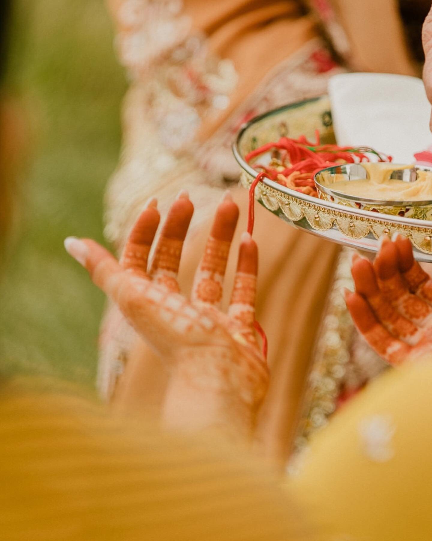 So many elements &amp; so many traditions! My heart&rsquo;s content when I&rsquo;m bombarded with details&hellip;.AND COLOR💛

Circling back to the first few events of this multi-day coverage for Anu + Omesh. The Mehndi + Maiyan introduced me to the 
