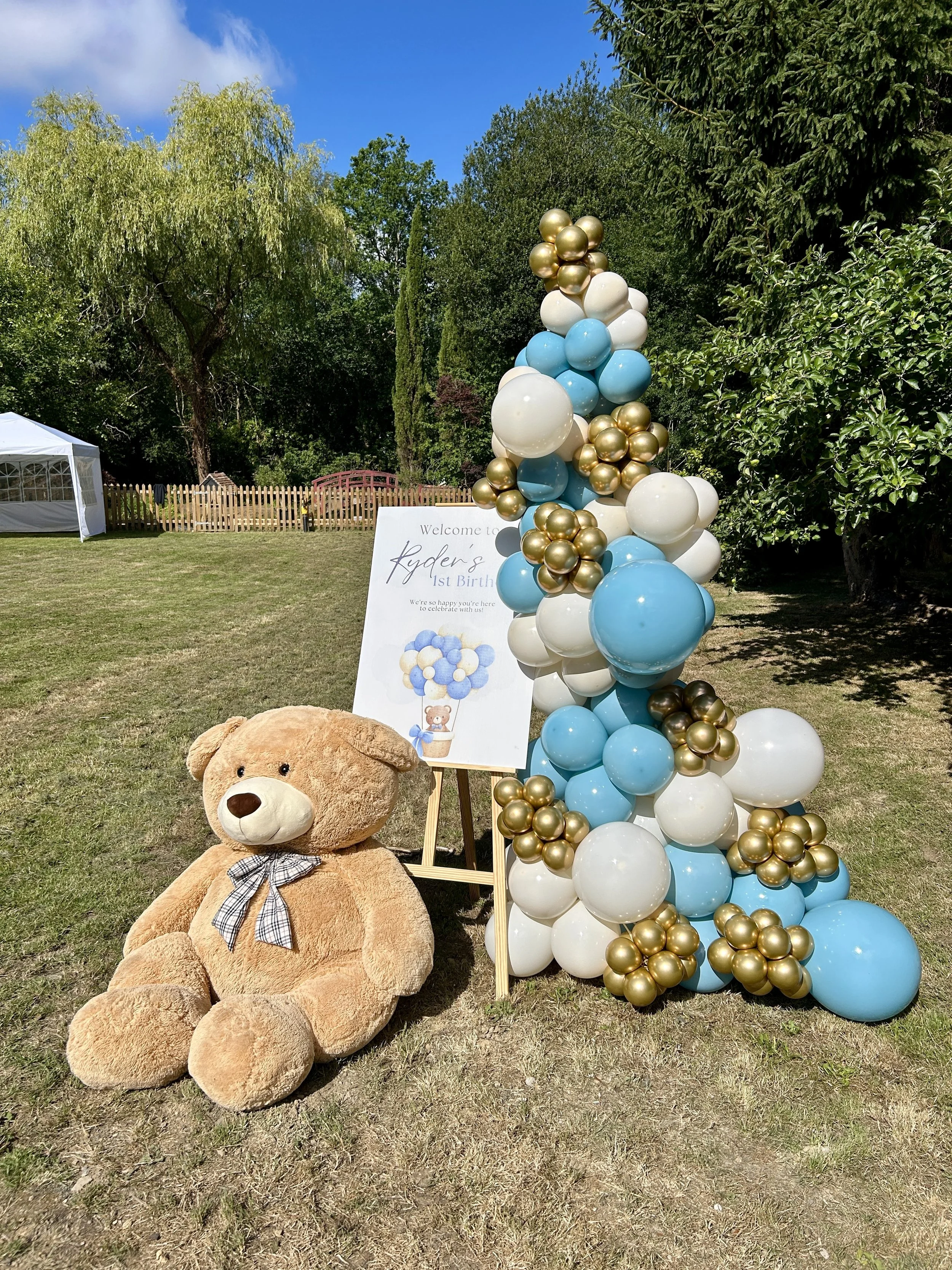 blue and white balloon garland for a 1st birthday
