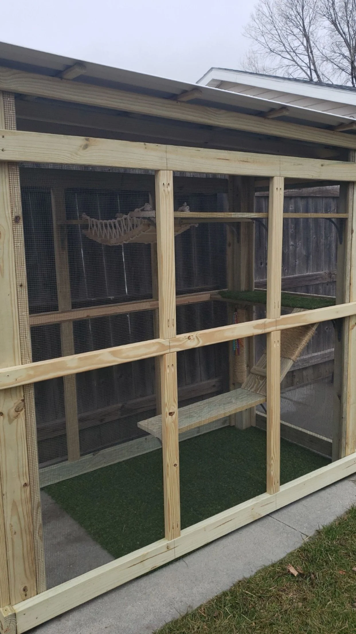 Iowa freestanding catio with shelves and rope bridge