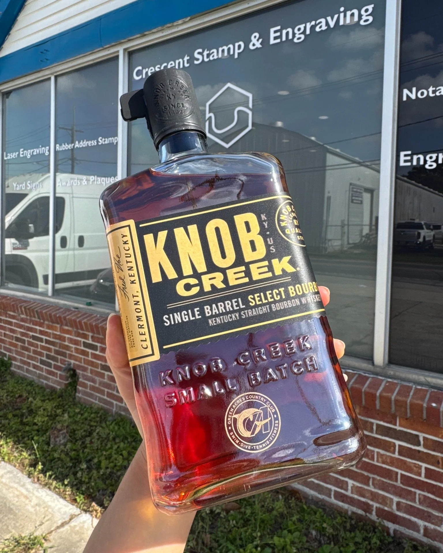 Reminder 🔔 You can engrave anything! A logo, a phrase, a date or an illustration. If you know what you want, great! If you need to brainstorm ideas just as good. 

Give us a call and let's make a bottle for you.

The engraving in the photo is gold f