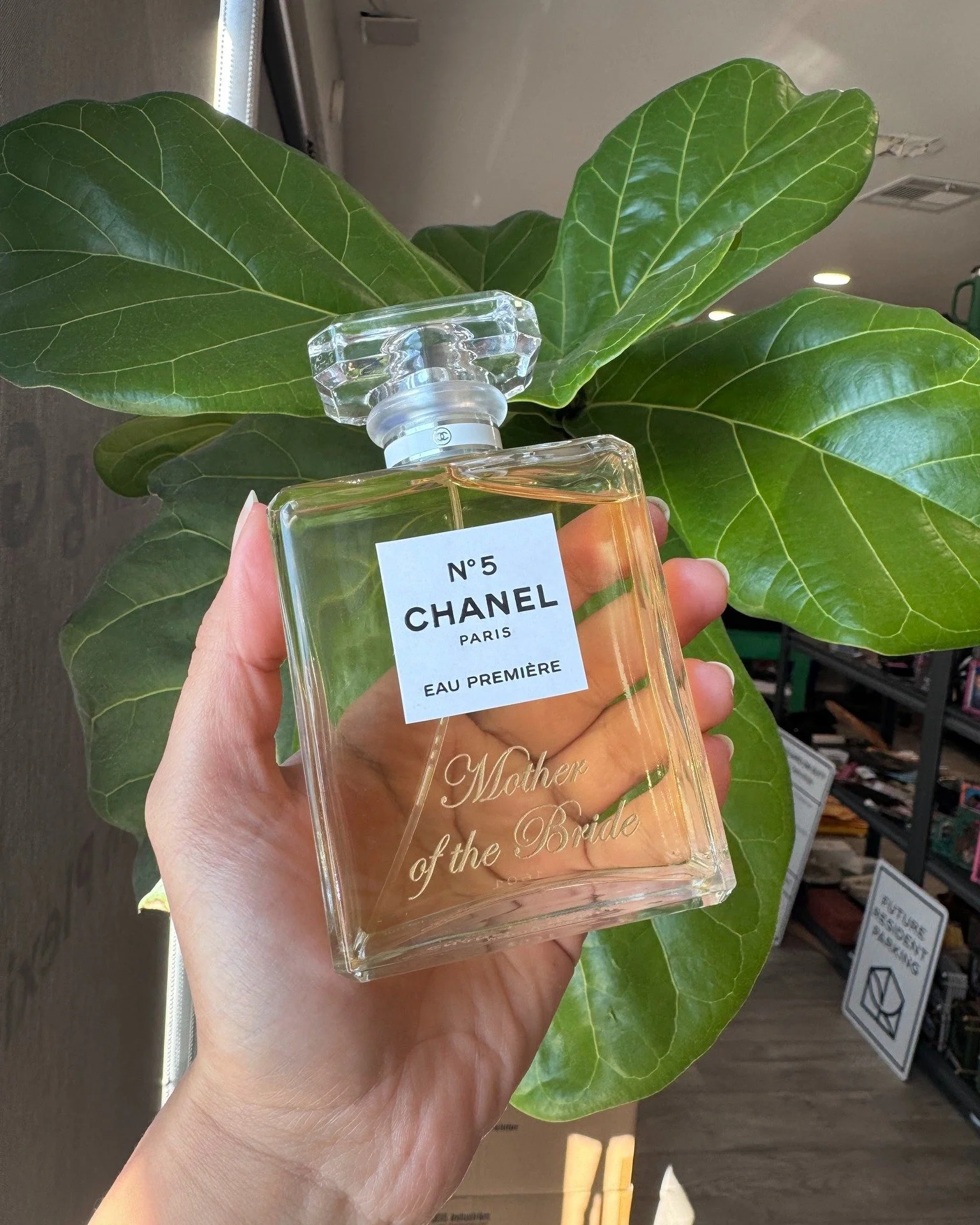 One of our reccommended perfume bottles, and a wonderful wedding gift for the mother in our opinion 💒

We did an engraving and a gold fill for this one. What perfume bottle do you think would look great with an engraving?

📞(504) 467-7878
📧orders@