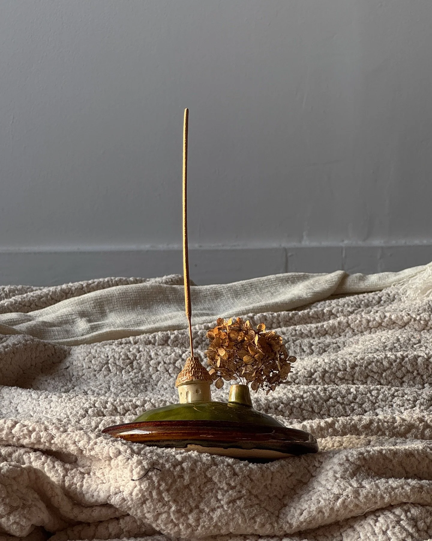 The piece that inspired my ceramic journey β€οΈ
#ceramics #ceramicart #ceramicstudio #cutepottery #clayart #claysculpture #clayartist #claycreations #ceramicdesign #tinyhouse #tinyceramicstudio #tinyceramics #tinyart
