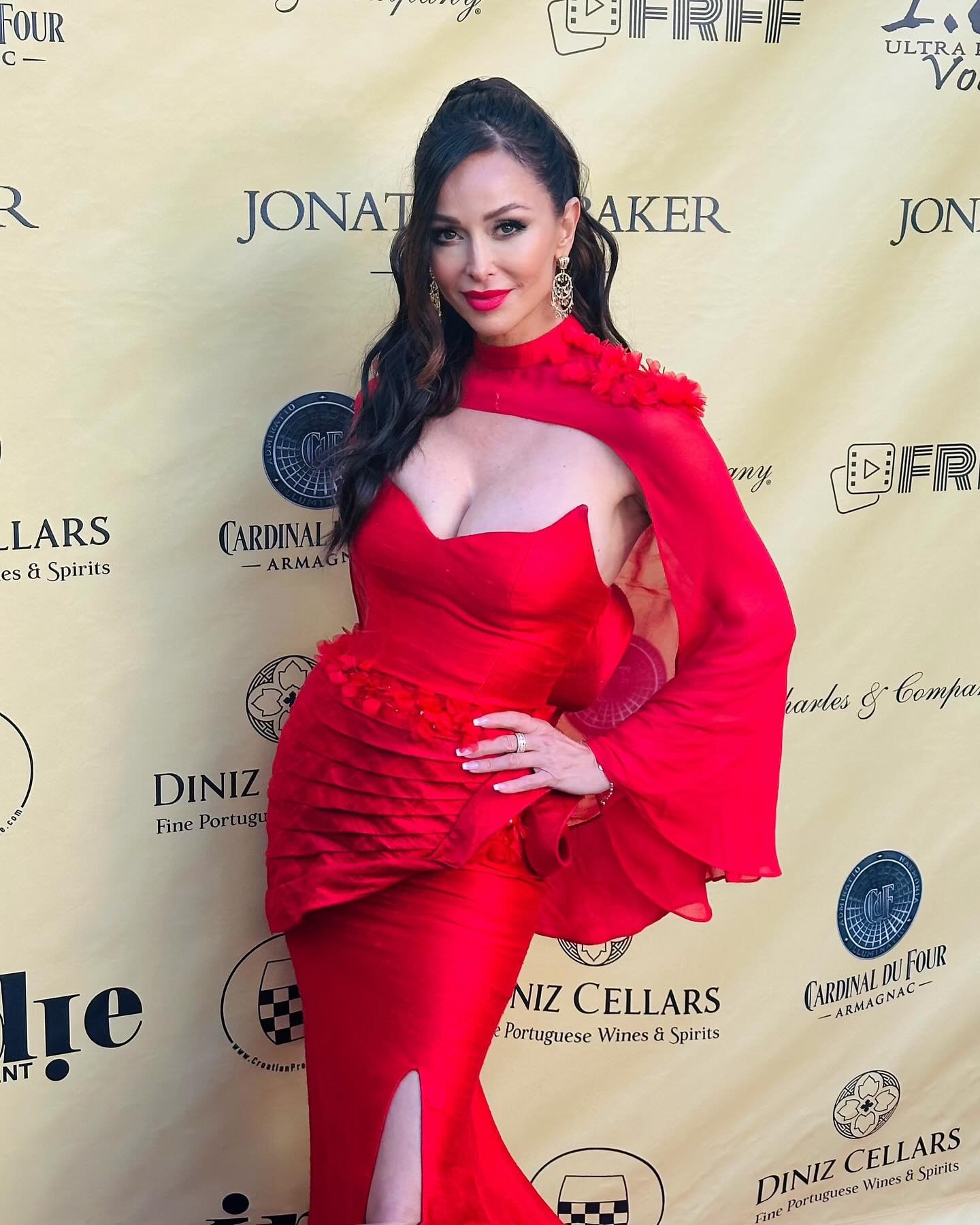 Sofia Milos Stuns in Tess Mann Atelier at Hollywood Oscar Viewing Gala 💃✨

Some collaborations are simply meant to be. @tessmannatelier showcased its couture designs at the @dpa_lounges with Meredith Corning PR on site for PR support. It was there t