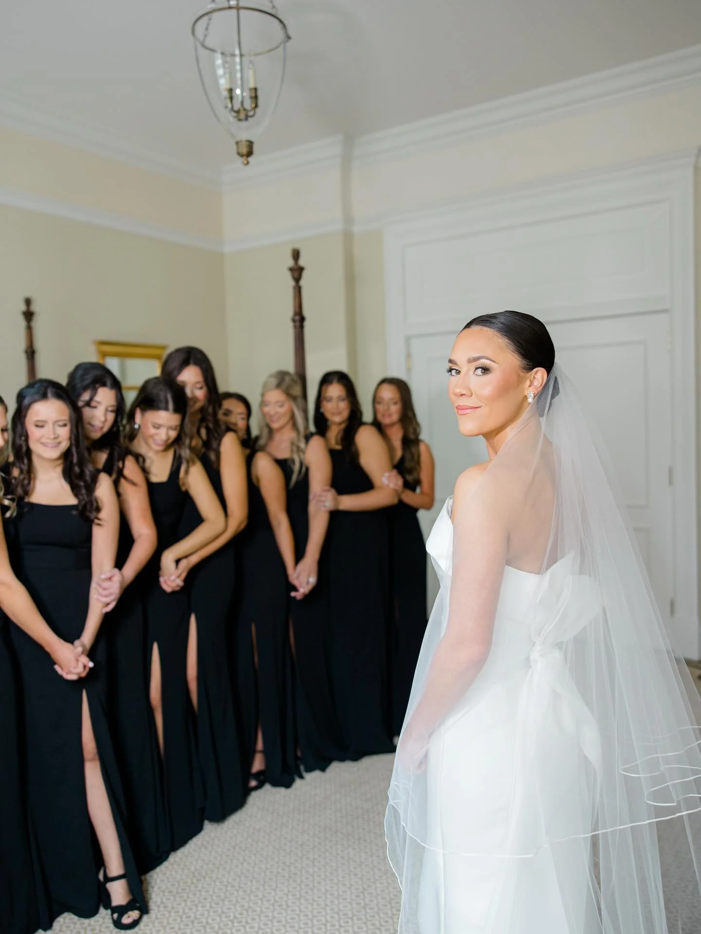 📍 Featured on @weddingchicks | Link in bio

What began as a spark on New Year&rsquo;s Eve turned into a timeless celebration at the Arkansas Museum of Fine Arts. From a farm proposal after harvest season to a classic black-and-white wedding steeped 