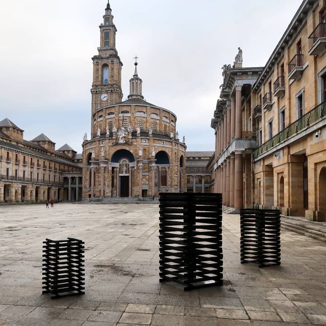 &quot;Castilletes&quot; en el patio de la Universidad Laboral de Gij&oacute;n, @laboralciudadcultura.

Exposici&oacute;n &quot;Arte AlNorte 2021&quot;, @alnorte_arte, del 30 de septiembre al 14 de noviembre. 

Comisario: @angel_antonio_rodriguez.

#r