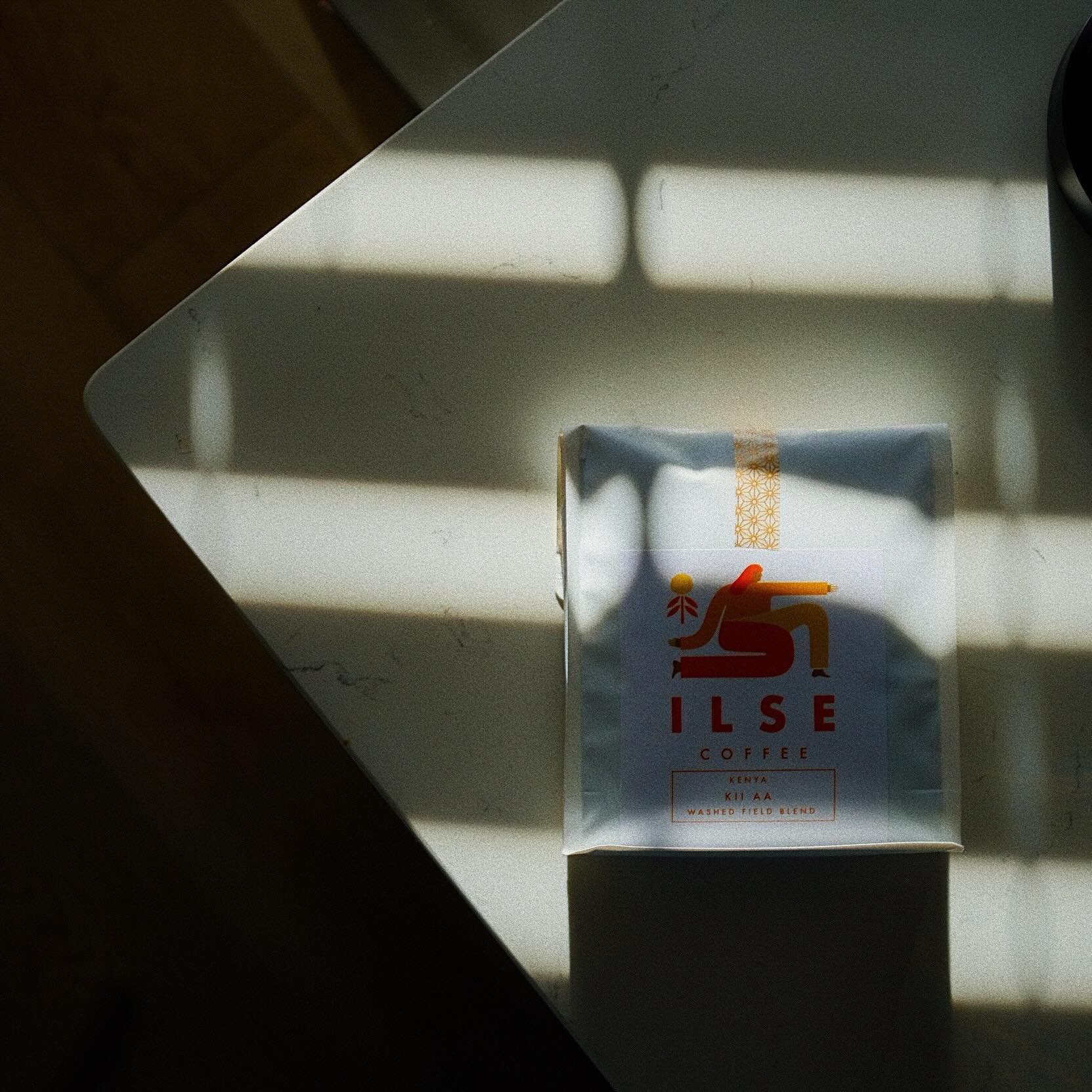 another round of gorgeous coffees from @ilsecoffee in stock. 

in this Kenya cup we found a really nice and mellow brightness, citrus-floral-y fruits like lychee and mandarin, and a very cute sweetness to round out everything. yummy yummy yum