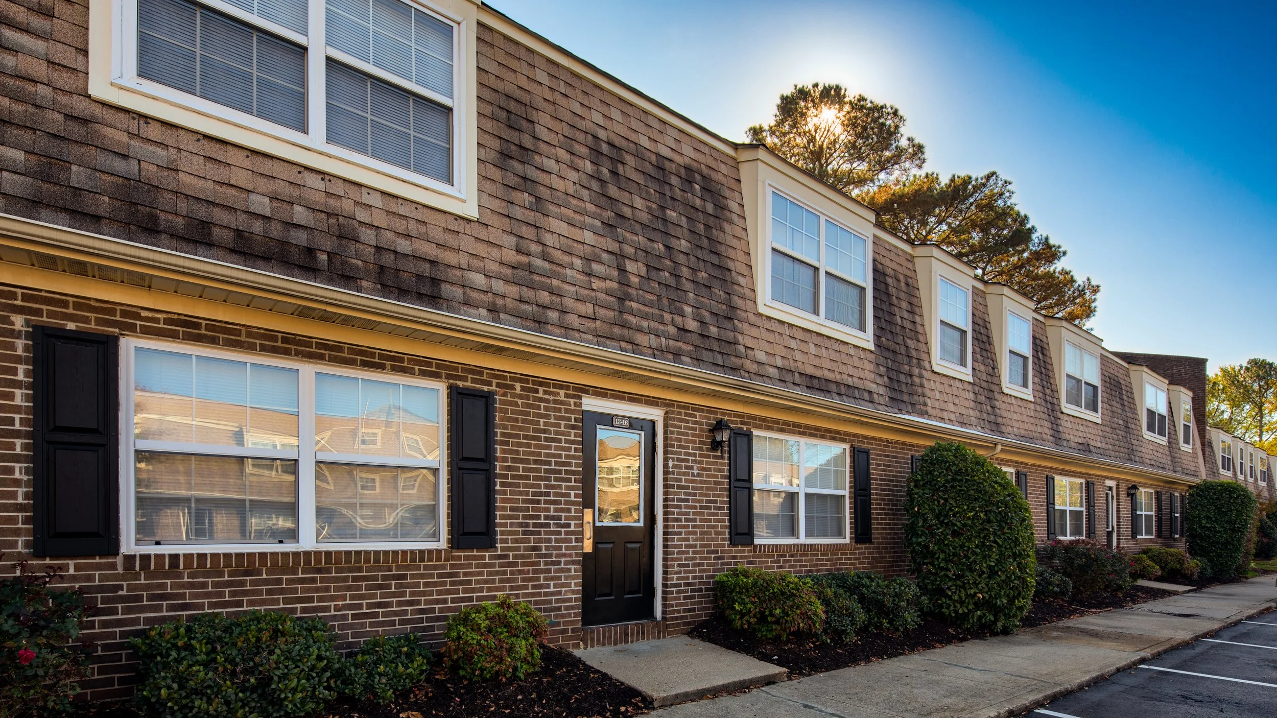 Bldg_Exterior_Hidenwood_North_09_RedDoor.jpg