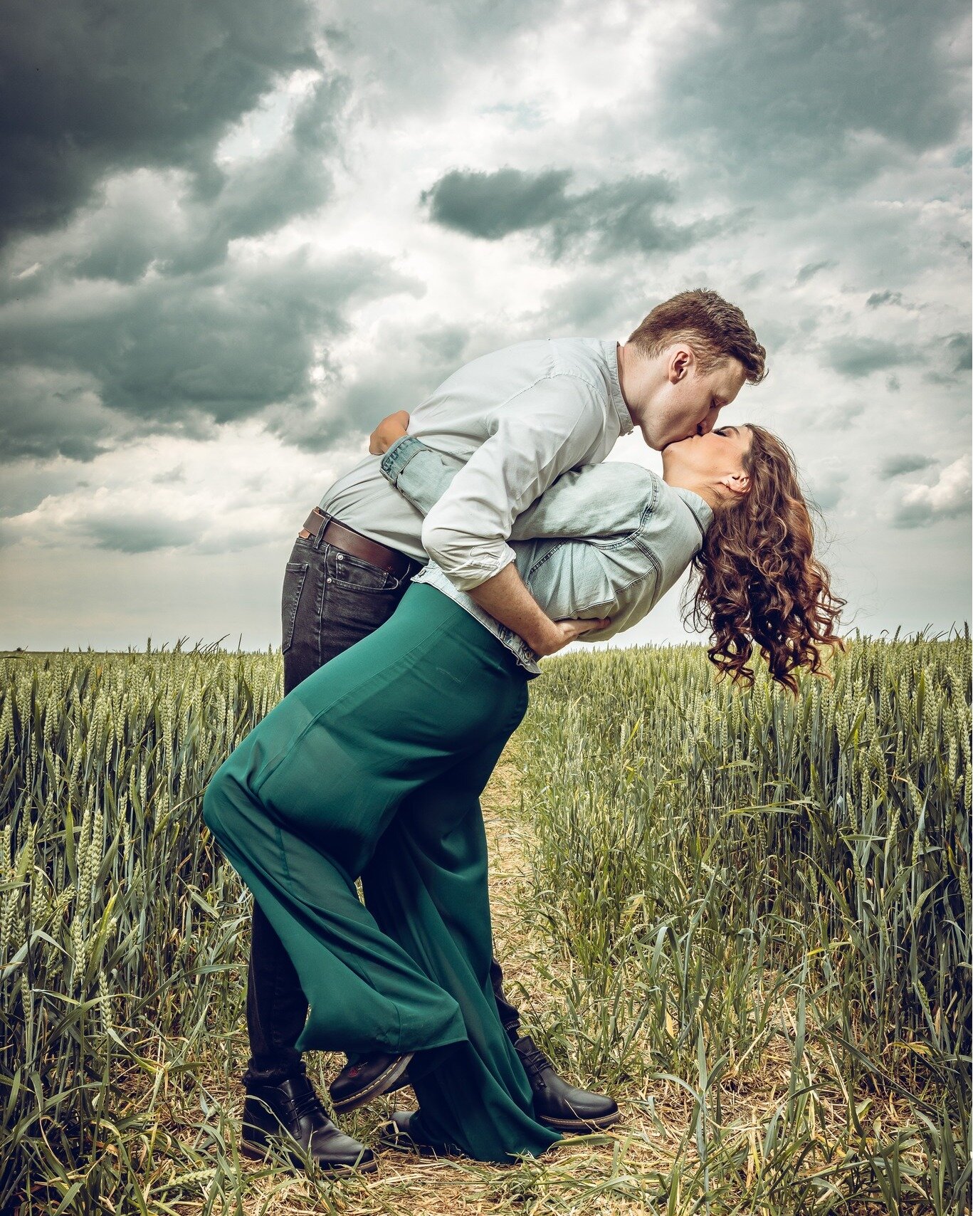 Seraya &amp; Ellis on their free pre shoot.
We went to some fields and woods right where it all began: where they shared their first kiss...