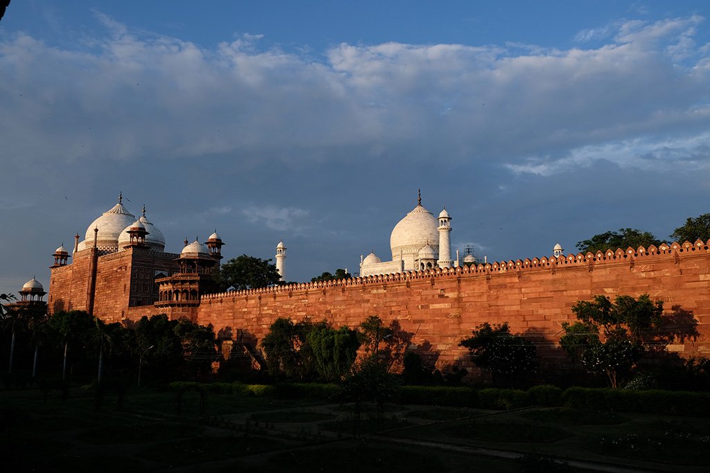 The back of the Kau Ban mosque and the west wall of the Taj Mahal complex, and the Taj Mahal