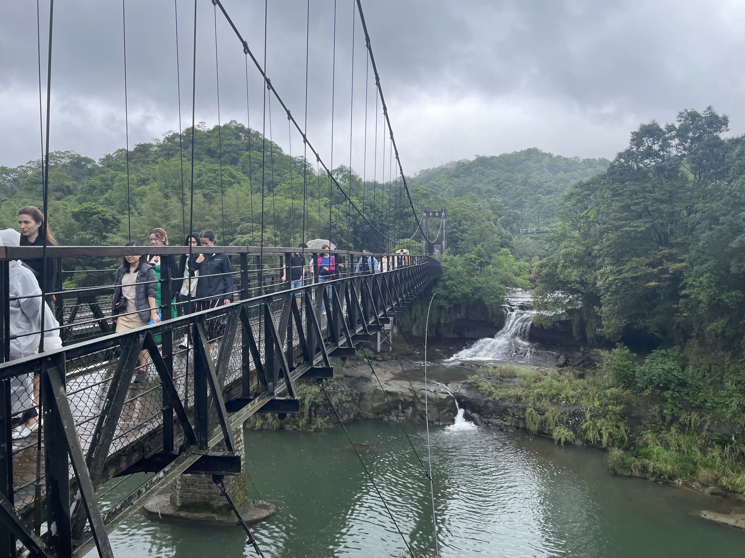 Guanpu Suspension Bridge, Shifen Falls