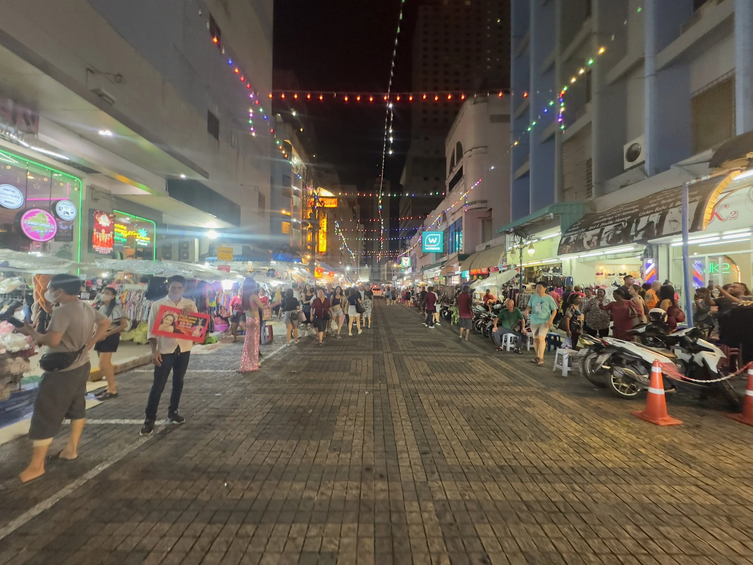 Saneha Nusorn Rd by Night