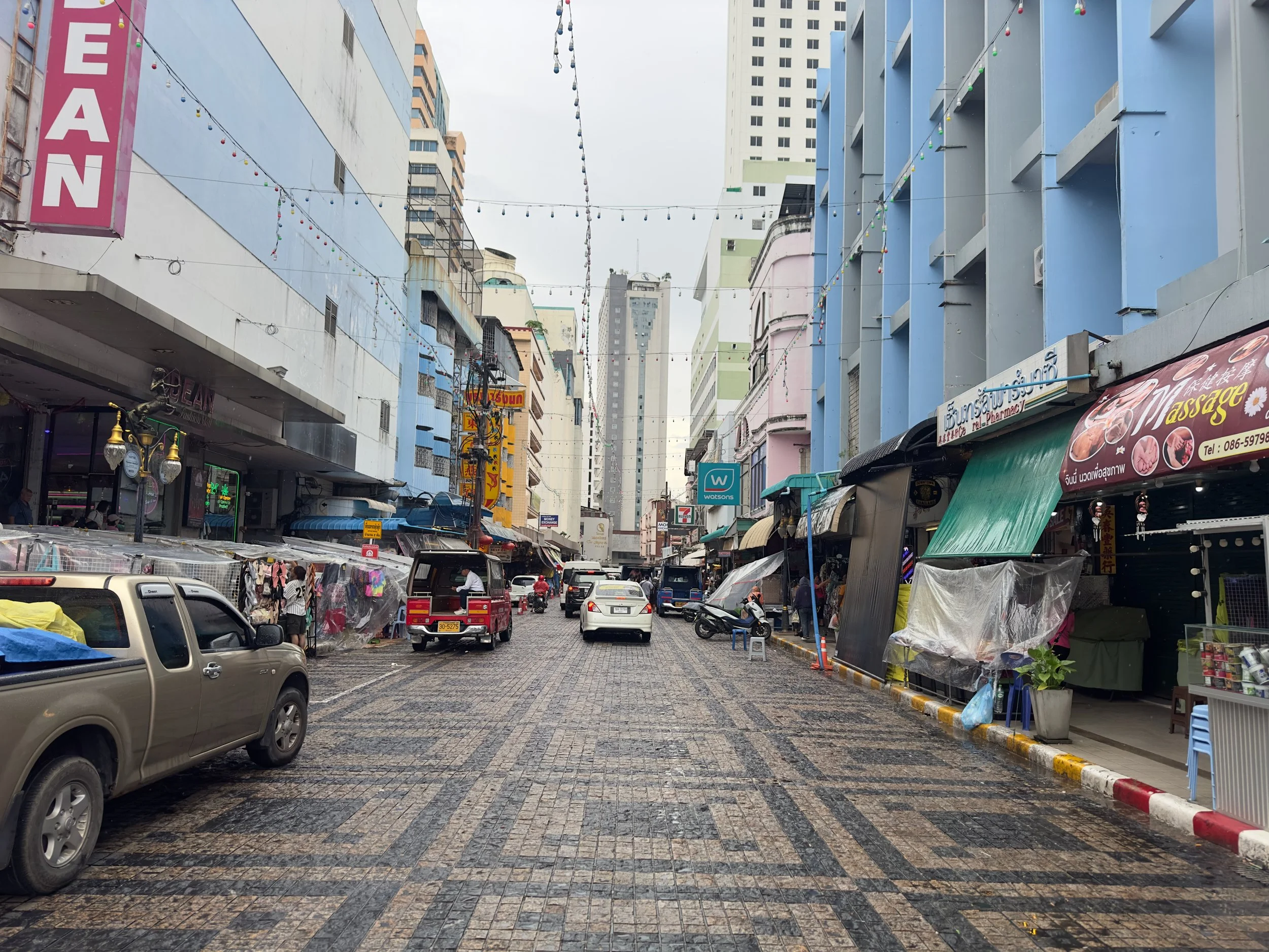 Saneha Nusorn Rd by Day