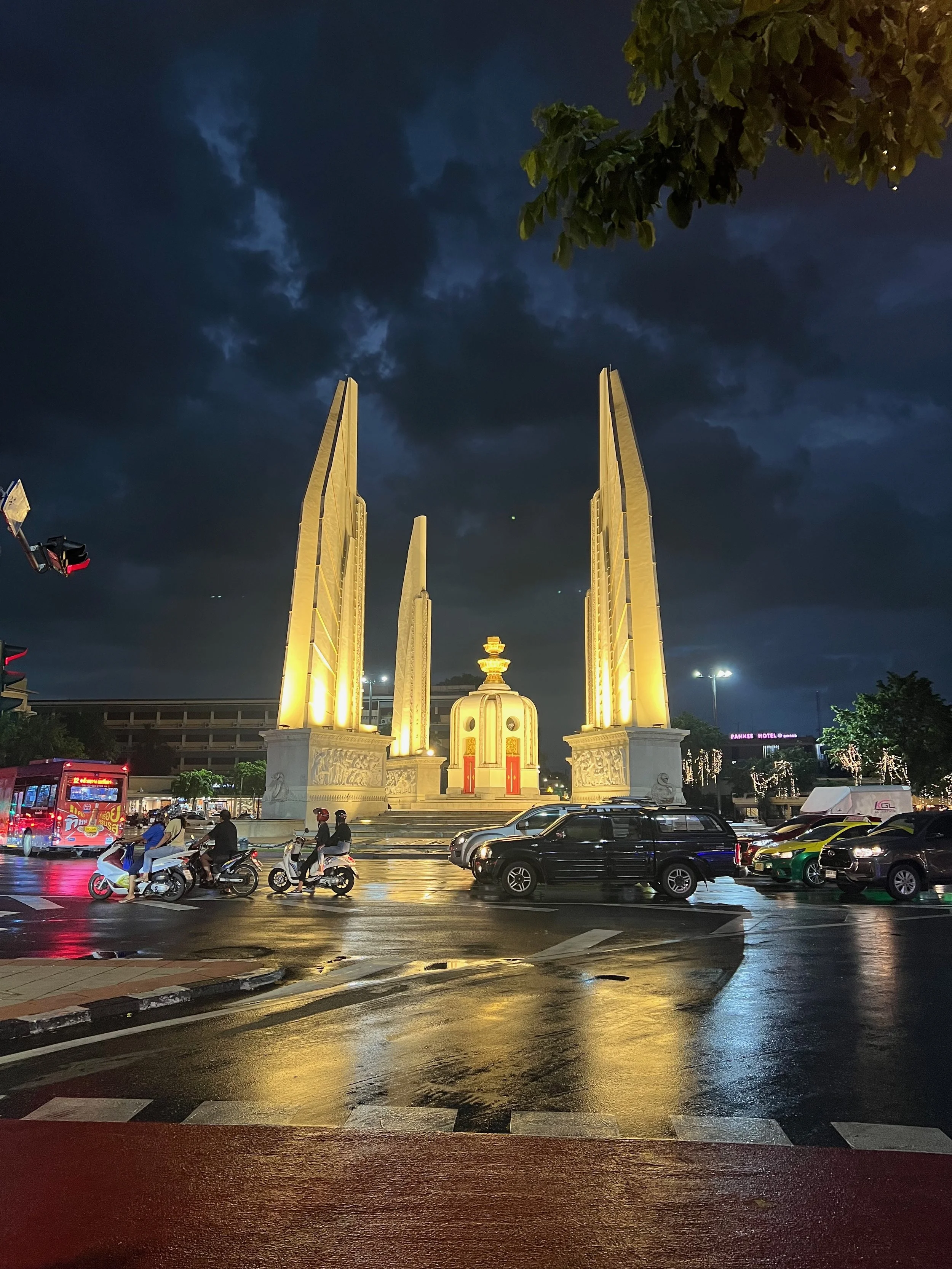 Democracy Monument, Ratchadamnoen Klang Road