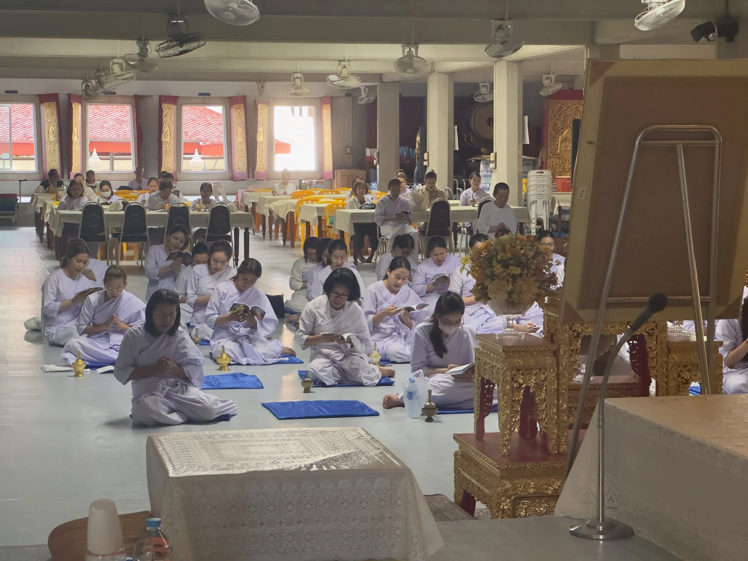 Nun's at prayer, Wat Paknam Bhasicharoen