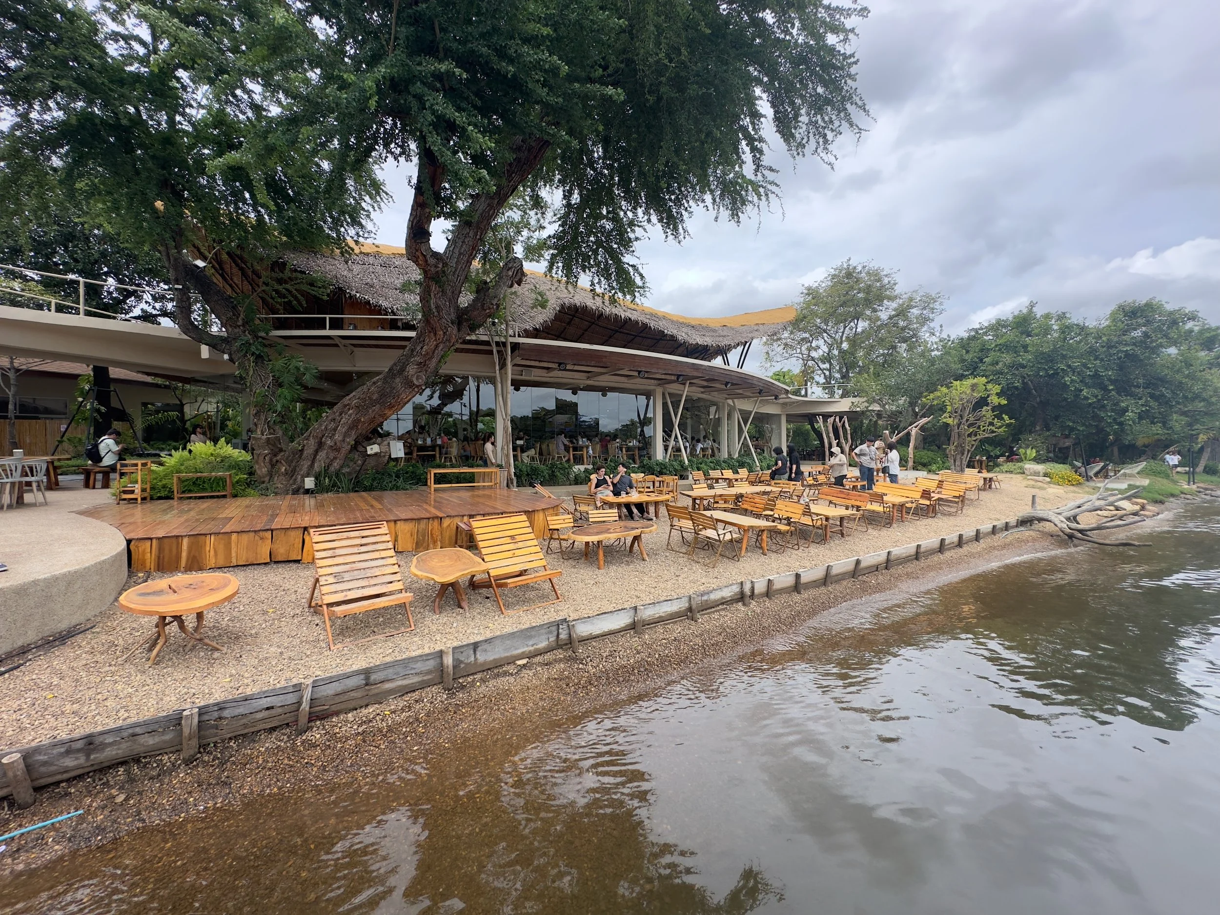 Tongkan Cafe beach