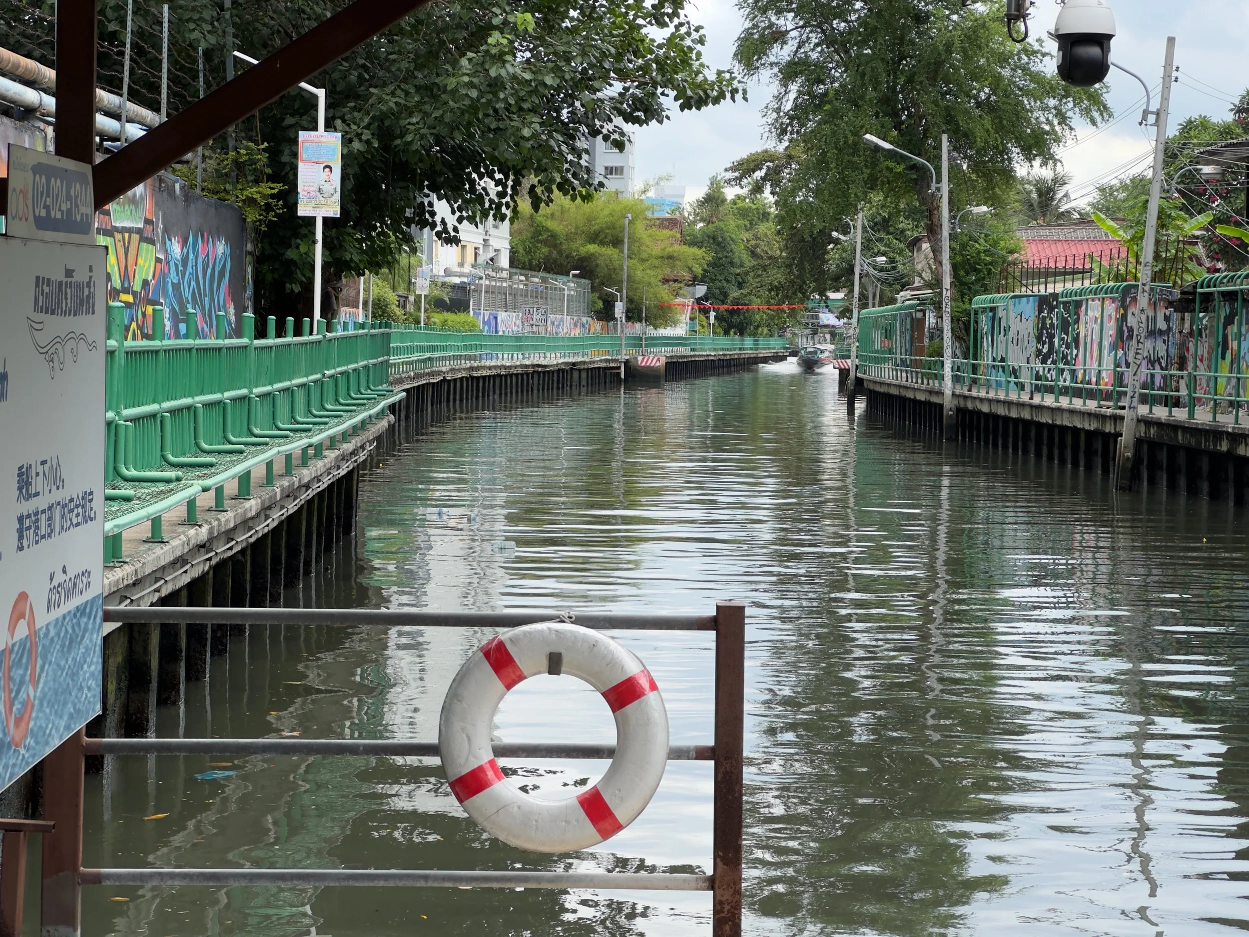 Sapan Hua Chang Jetty, and our boat coming