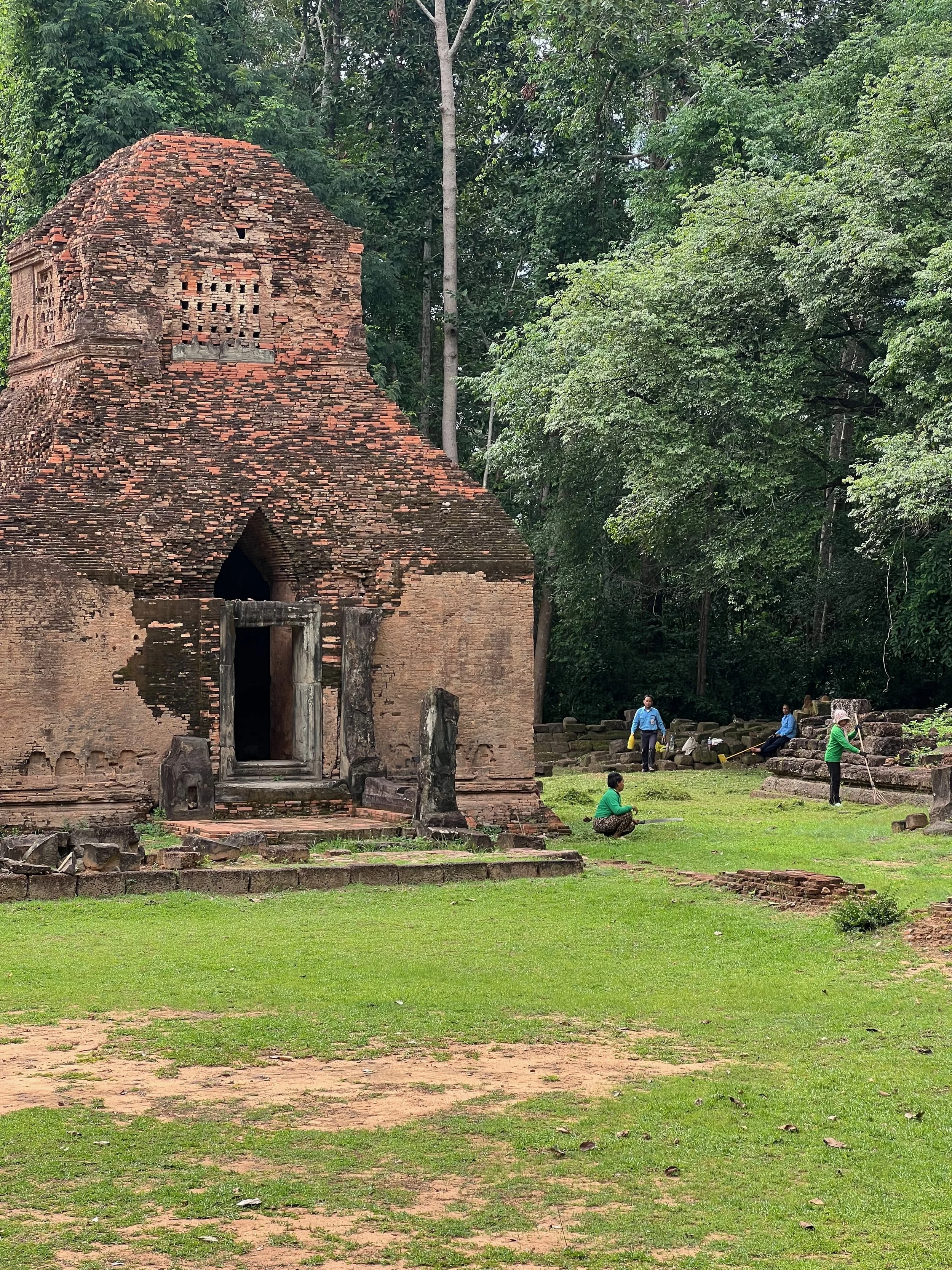 The rangers and the grass cutters, Preah Ko Temple