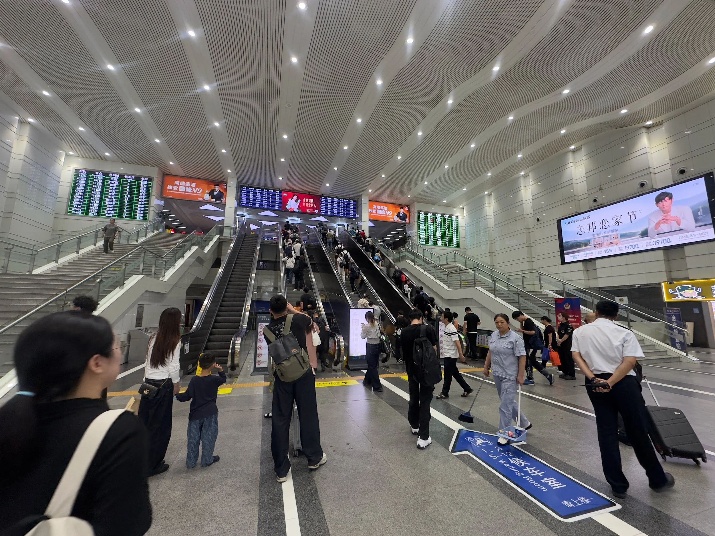 Entry into Shanghai Station ( there is always someone sweeping )