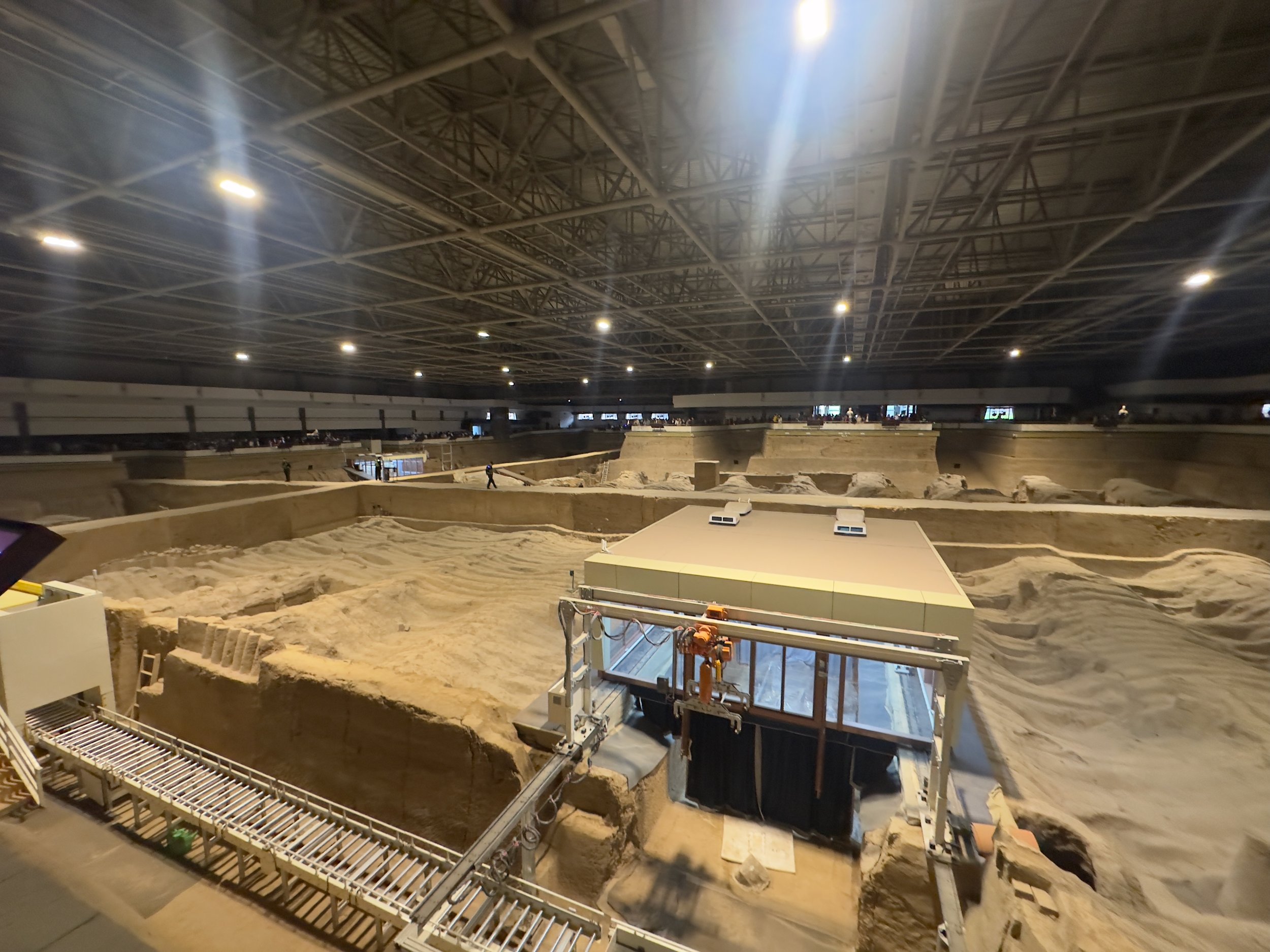 Pit 2 with workstation in the middle