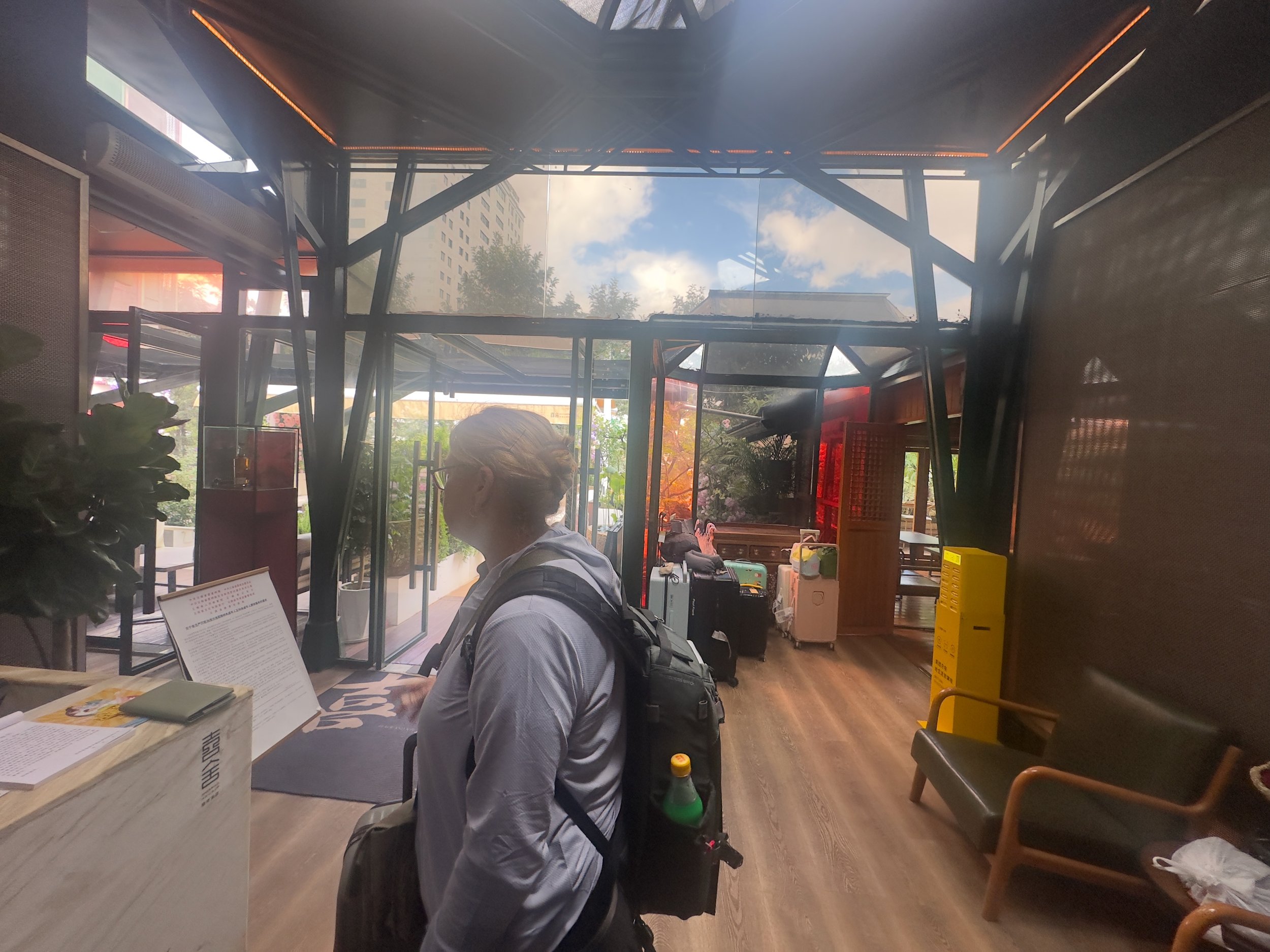 Checking in, Xisheyin City Hotel