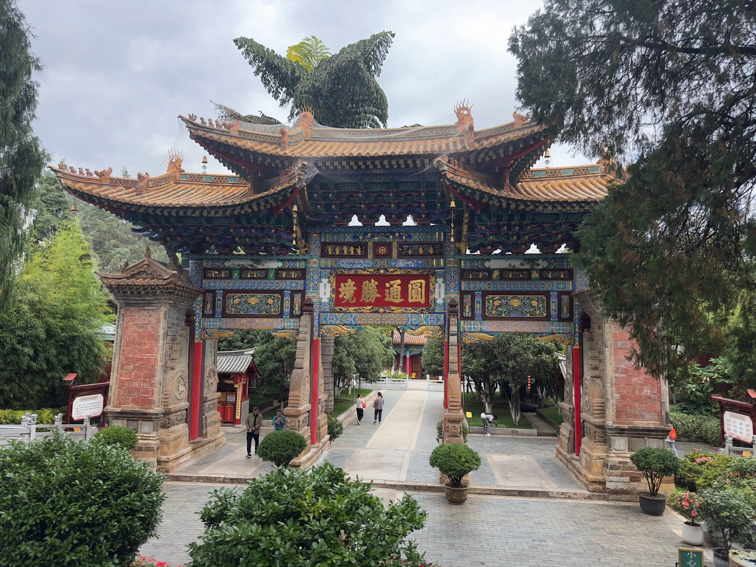 walking down into Yuantong Temple 