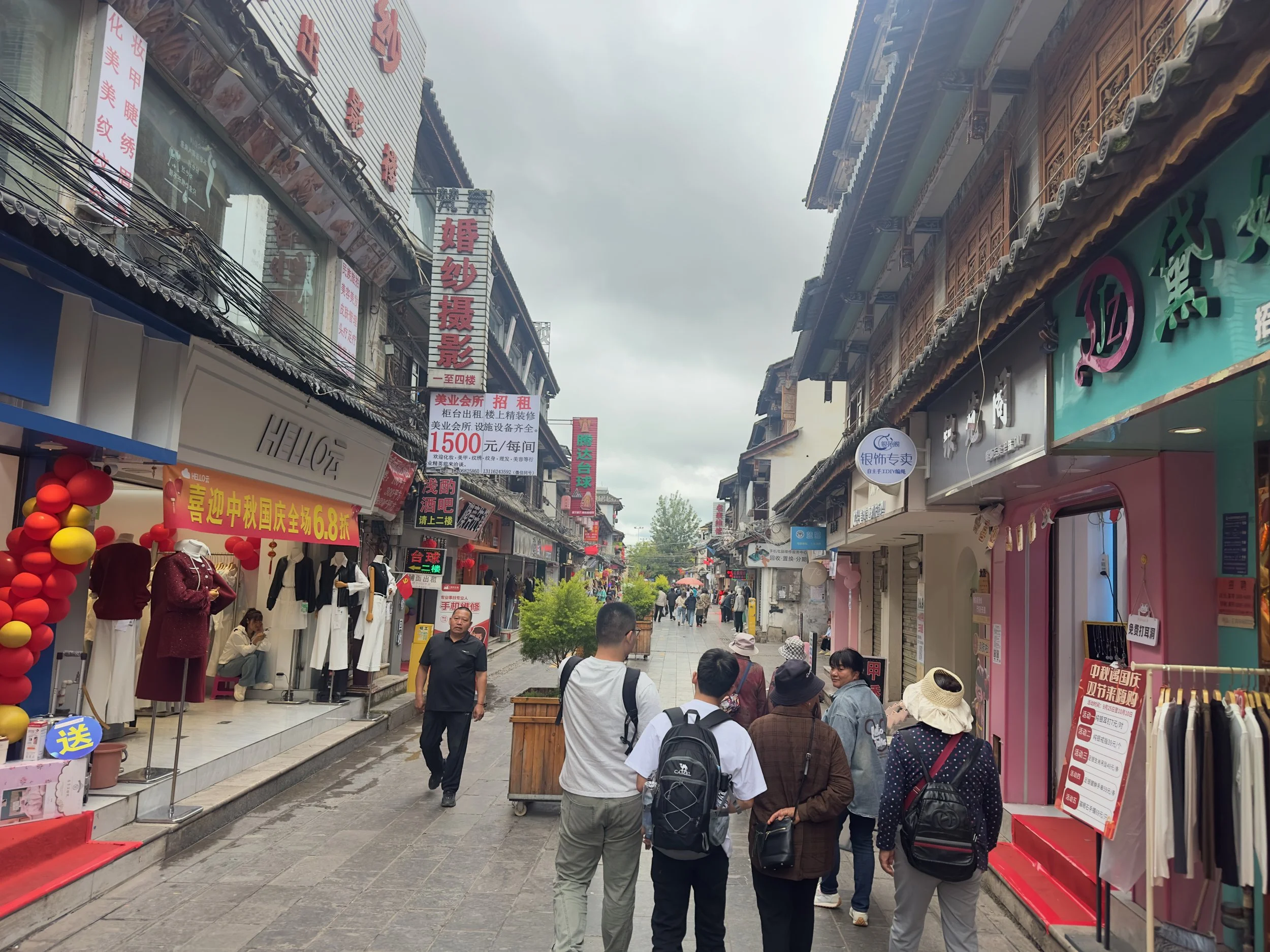 Shopping street east of Guandu Ancient Town