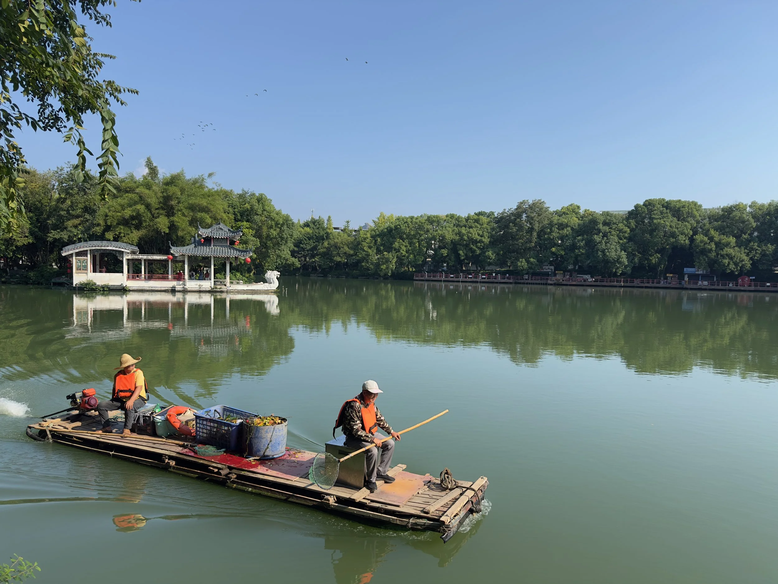 Lake Rubbish Cleanup crew
