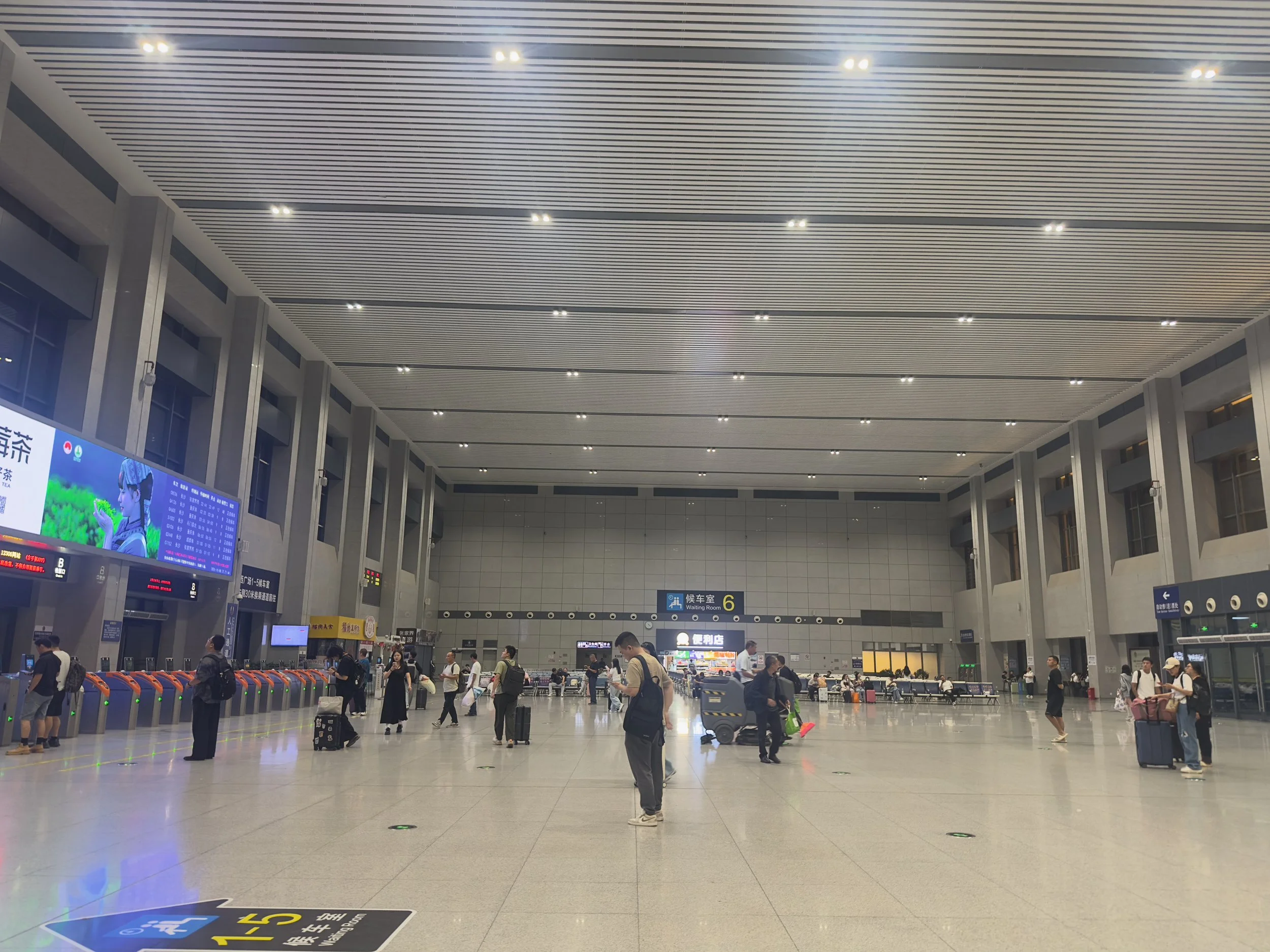 Changsha Station waiting area at 10pm
