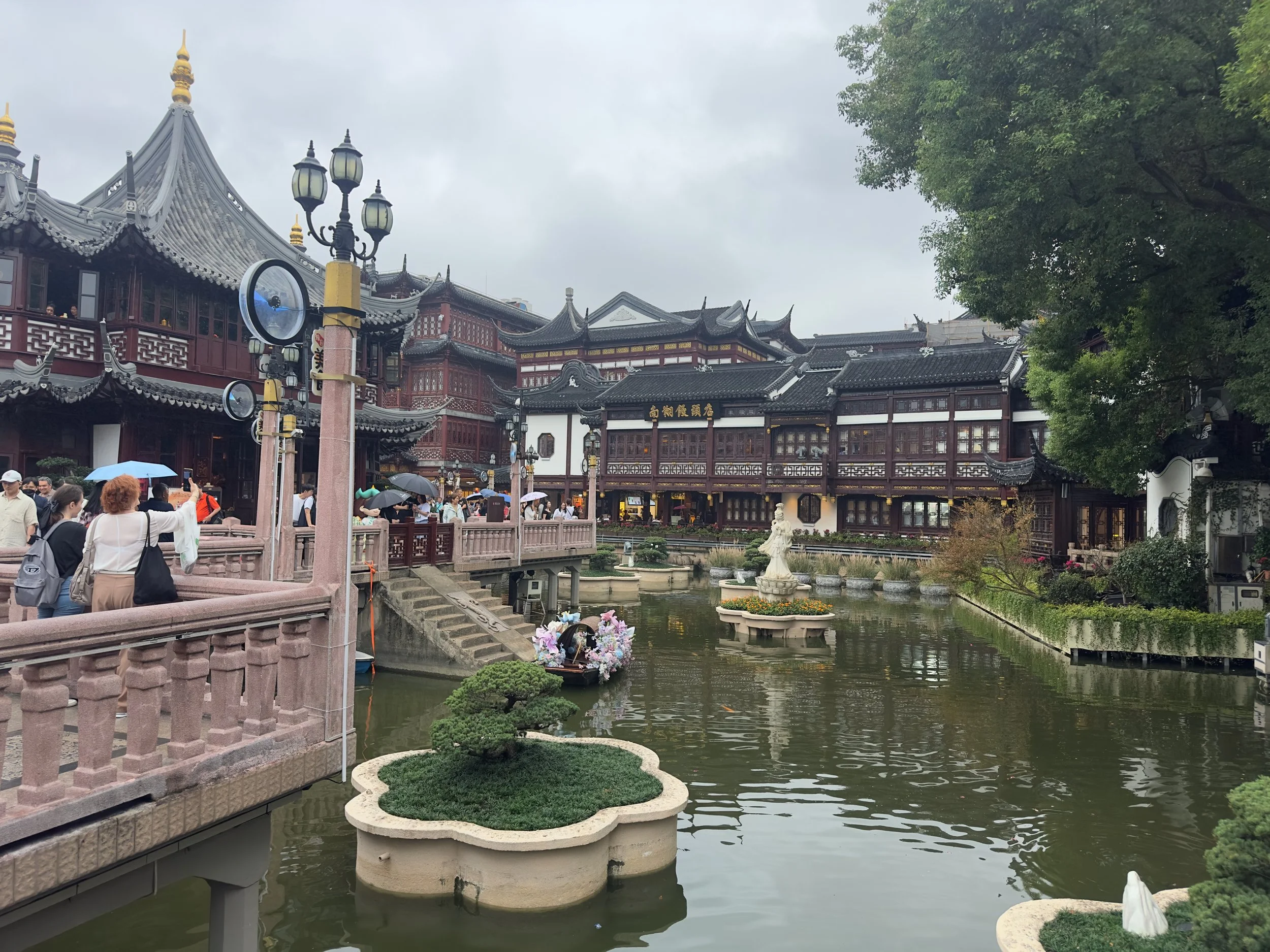 Central Lake, Yu Garden Shopping Area