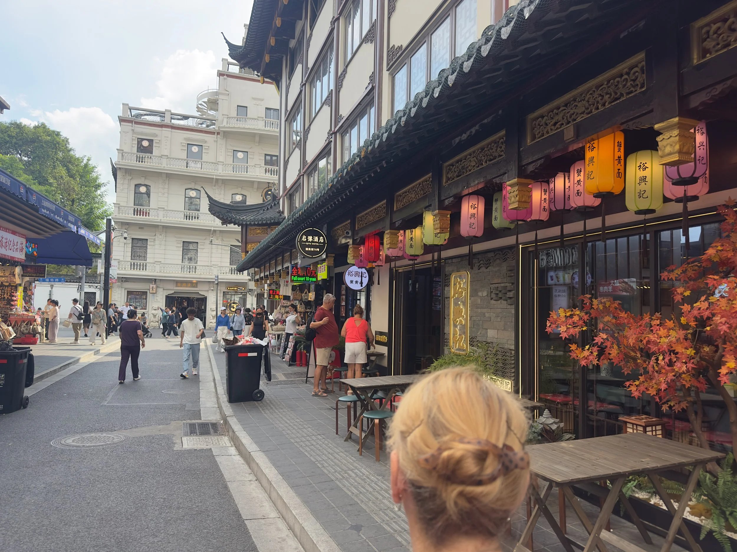 Back to Qiyu Hotel ( sign is the black circular sign )